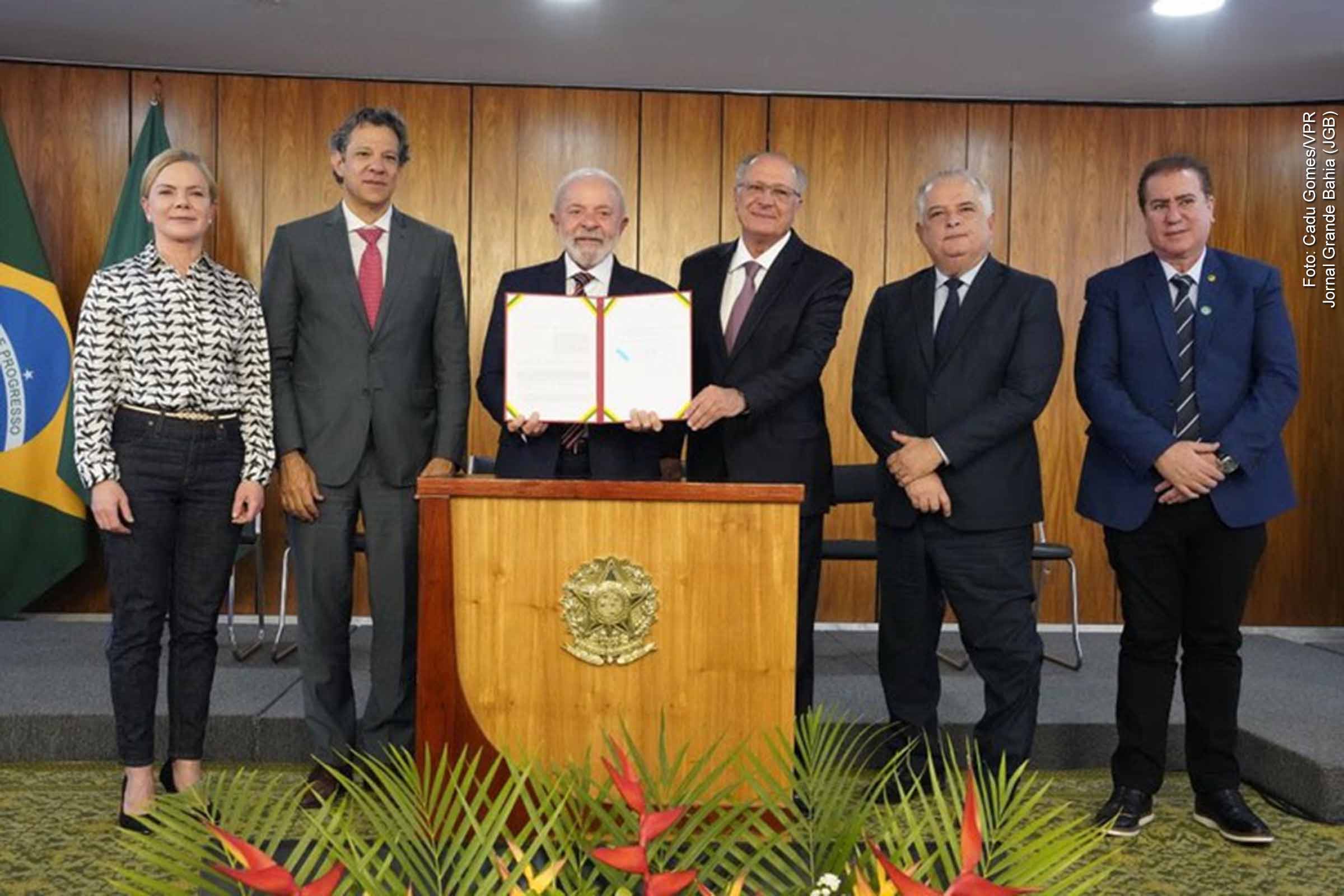 O presidente Lula sancionou o Programa Acredita Exportação na segunda-feira (28/07/2025), permitindo que micro e pequenas empresas recebam até 3% de suas receitas de exportação por meio de compensação tributária ou ressarcimento direto. A medida antecipa os efeitos da reforma tributária, corrige distorções históricas e amplia a competitividade das MPEs, que atualmente representam 40% dos exportadores, mas apenas 0,8% do valor exportado.