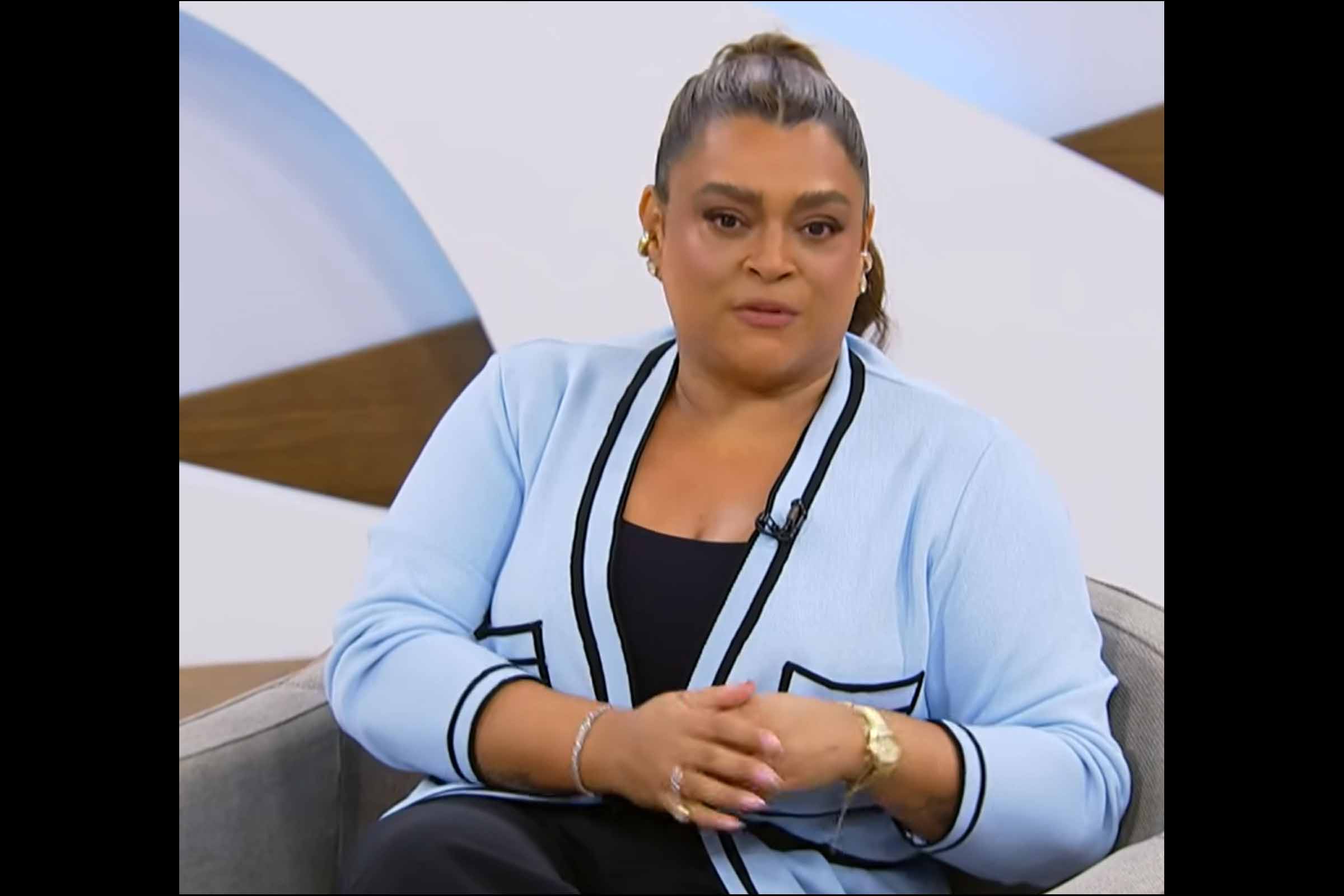 Preta Gil, cantora, atriz, empresária e ativista cultural, morreu neste domingo (20/07/2025), aos 50 anos, em Nova Iorque. Filha de Gilberto Gil, destacou-se por seu legado artístico, empresarial e político. A Secretaria de Cultura da Bahia emitiu nota de pesar reconhecendo sua importância para a música, a diversidade e os direitos humanos. Preta deixa um legado de liberdade, resistência e inovação.