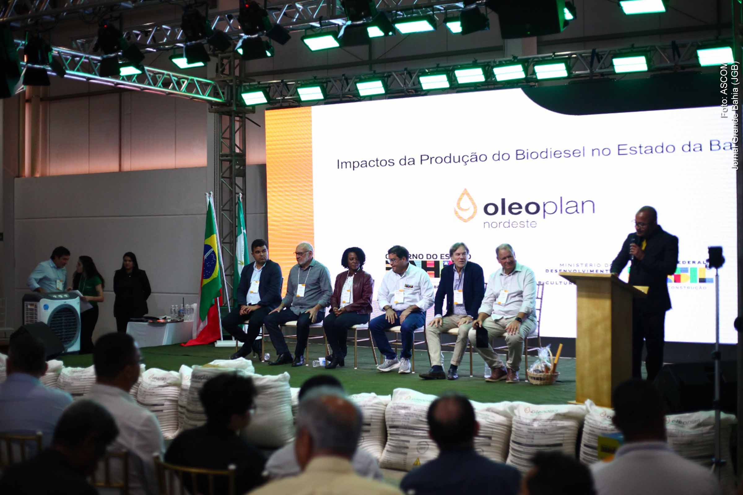 Durante evento realizado em 29/07/2025, em Iraquara, a Oleoplan Nordeste anunciou a ampliação da sua planta industrial, que passou a ser a maior da empresa no Nordeste, com capacidade de produção de 1,65 milhão de litros de biodiesel por dia. A iniciativa reforça a liderança da Bahia no setor de biocombustíveis e promove a inclusão da agricultura familiar por meio do Selo Biocombustível Social e investimentos públicos e privados integrados.