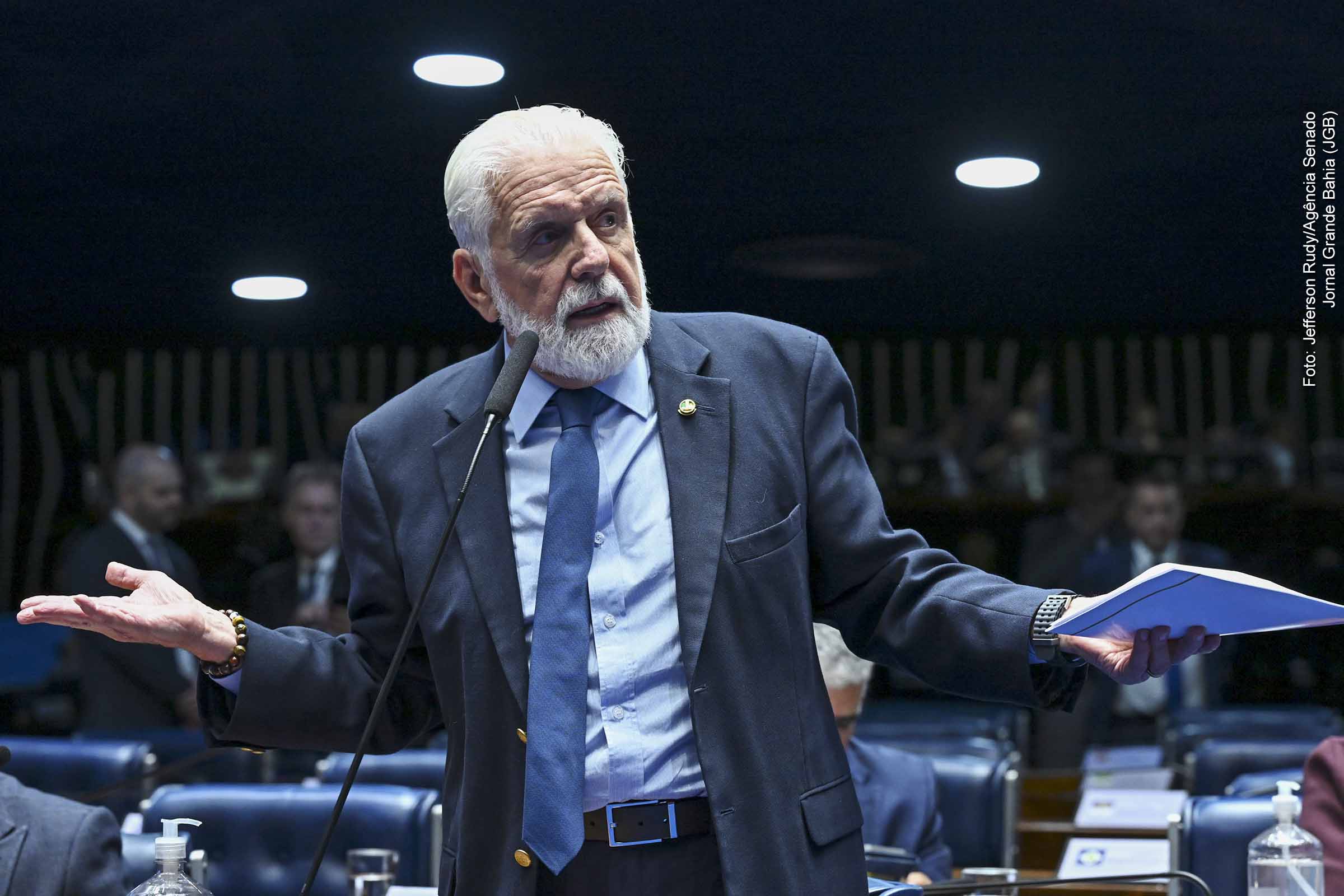 Missão parlamentar busca solução diplomática para o aumento de tarifas anunciado pelo governo Trump.