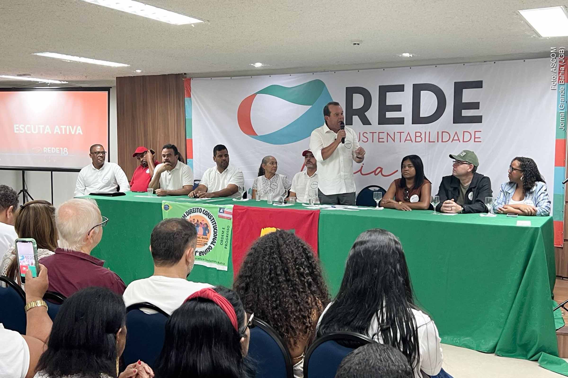 O vice-governador da Bahia, Geraldo Júnior, participou na sexta-feira (25/07/2025) da posse da nova Executiva Estadual da Rede Sustentabilidade, em Salvador. O evento marcou uma fase de reorganização partidária, com foco na renovação de lideranças e no fortalecimento da democracia. Em sua fala, Geraldo reafirmou o apoio do governo estadual às políticas públicas federais e defendeu a soberania e a participação social como pilares do desenvolvimento.