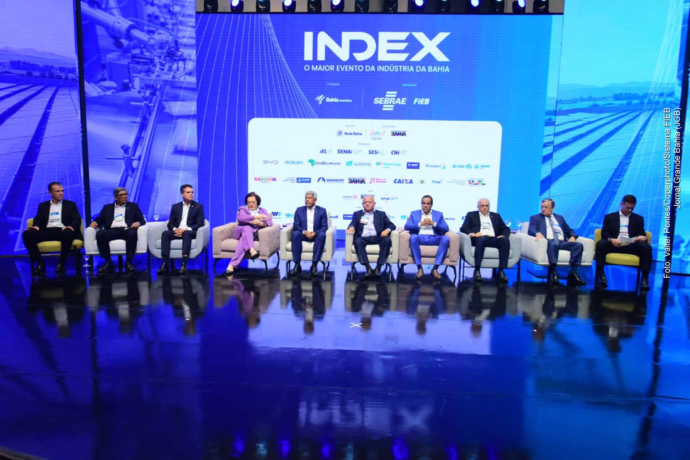 A INDEX Bahia 2025 abriu suas atividades nesta quarta-feira (27/08/2025), no Centro de Convenções de Salvador, reunindo autoridades, empresários e especialistas em torno do fortalecimento da indústria baiana. O evento, idealizado pela FIEB e pelo Sebrae, reúne 300 empresas, promove debates sobre inovação e sustentabilidade e deve atrair 30 mil visitantes. A programação segue até sexta-feira (29/08), consolidando-se como espaço de articulação econômica e política para o setor.