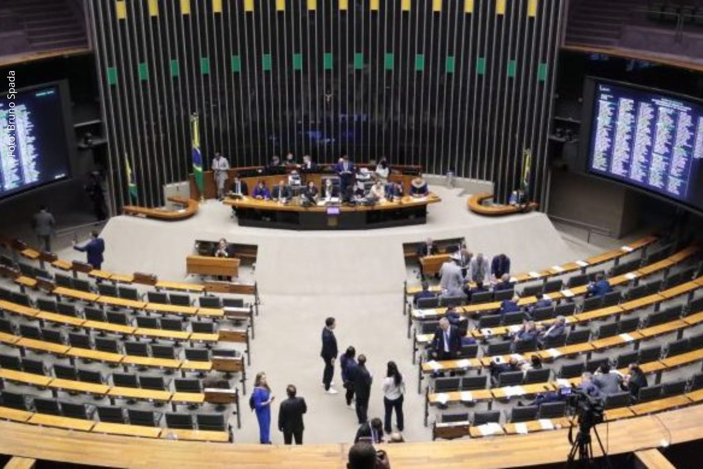 Decisão ocorre após protestos contra prisão do ex-presidente Jair Bolsonaro no Plenário Ulysses Guimarães.