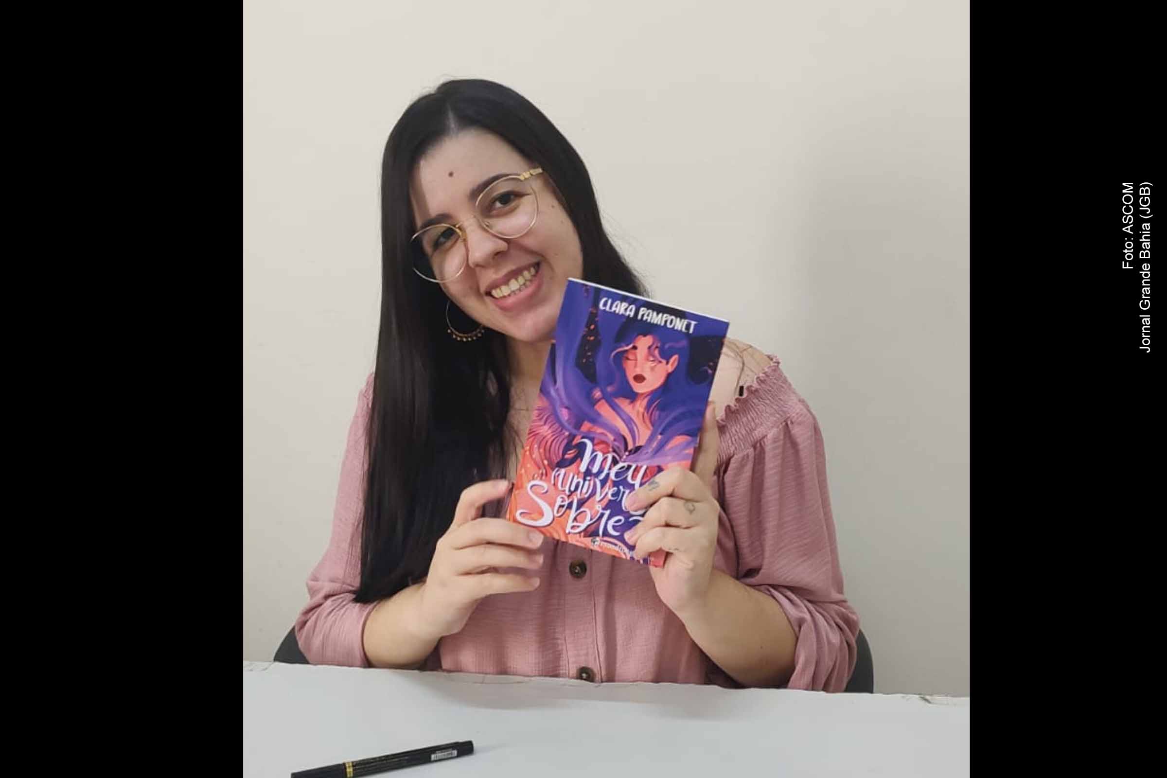 A escritora feirense Clara Pamponet participou neste sábado (30/08/2025) da 1ª Festa Literária de Baixa Grande, lançando o livro “Meu (Uni)Verso sobre Ti”, publicado pela Editora Mondrongo. A obra reúne poemas sobre amor e cotidiano, e a autora já conta com outros cinco títulos publicados. A FLIBG acontece até 31 de agosto, com programação cultural apoiada pelo Governo da Bahia e instituições locais.