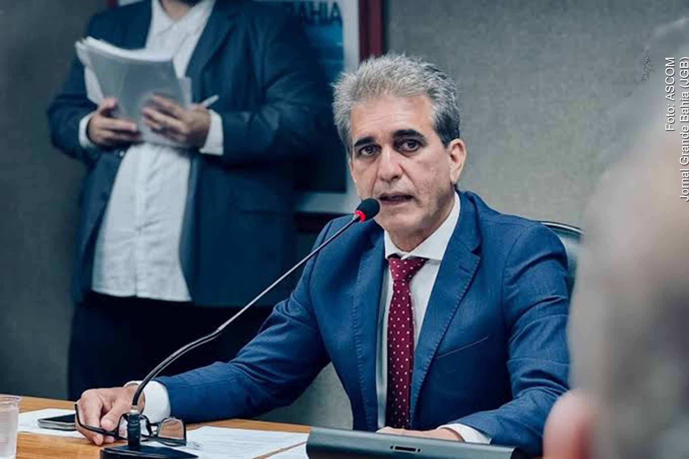 A CCJ da ALBA manteve nesta terça-feira (19/08/2025) o veto integral do governador Jerônimo Rodrigues ao Projeto de Lei dos Cartórios, que previa mudanças na destinação de recursos do DAJE. A decisão visa preservar o FECOM e garantir a continuidade dos serviços cartorários, especialmente em municípios menores. A sessão também avaliou dez projetos e contou com a presença de estudantes de Direito, em ação de aproximação entre universidade e Parlamento.