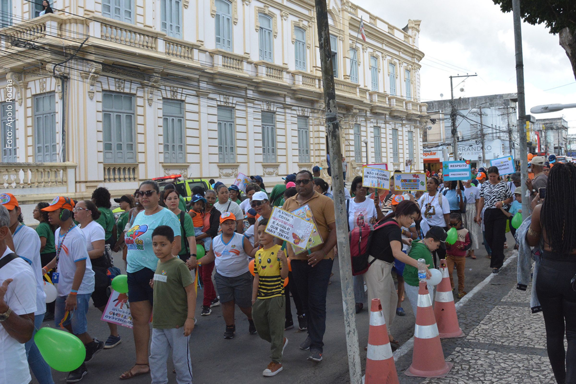 Família Apae realiza caminhada e promove evento no Centro de Feira de Santana