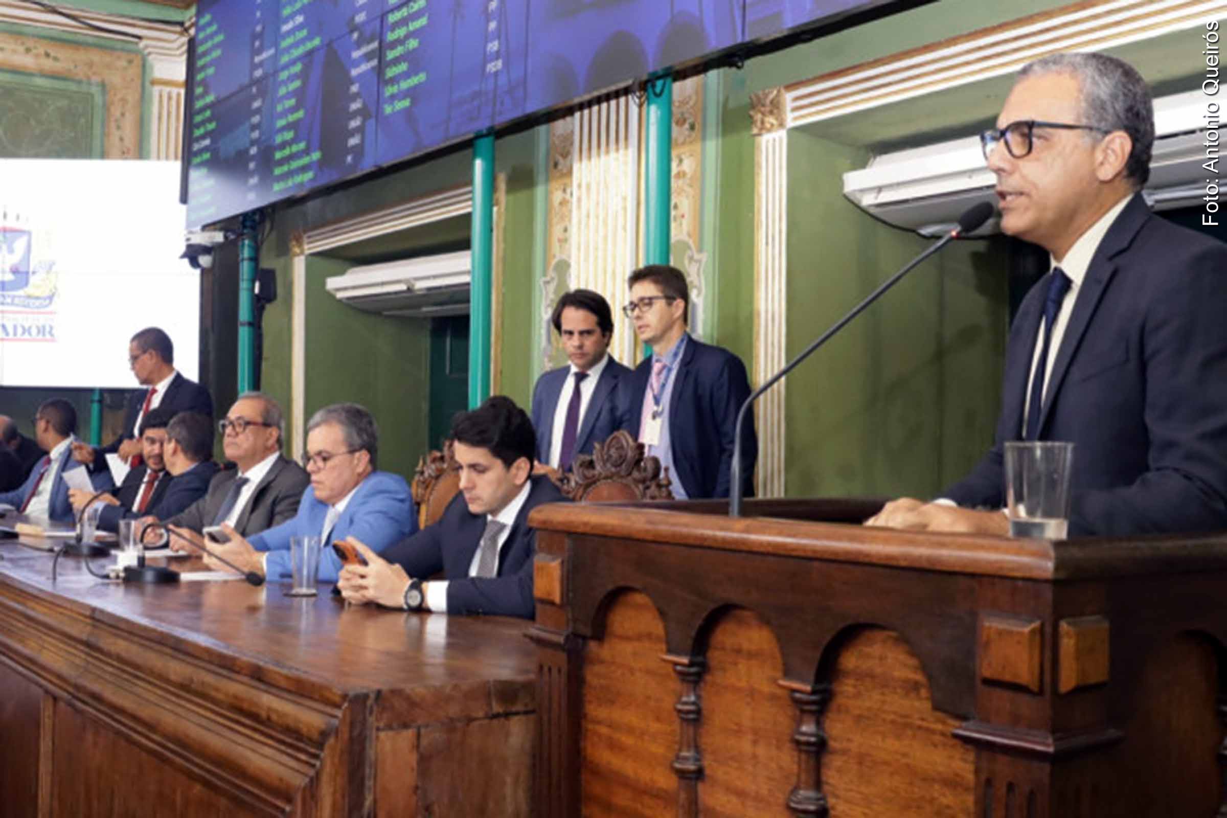 Greve dos professores, prisão do ex-presidente Jair Bolsonaro e crime ambiental: Sessão tensa agita Câmara Municipal de Salvador