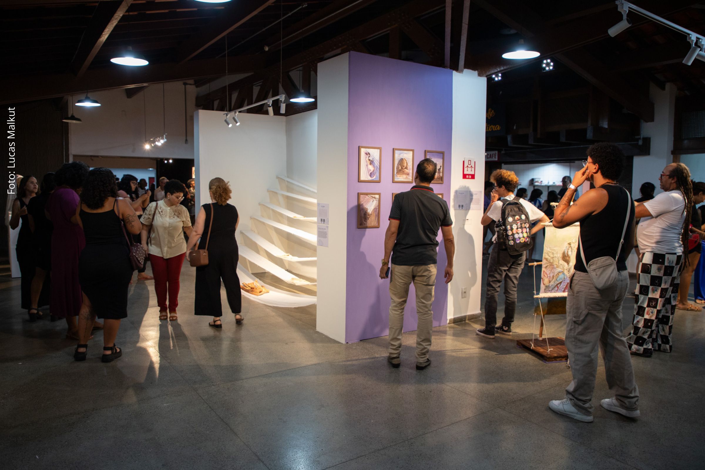 Mostra apresenta trabalhos de 21 artistas premiados nas edições dos Salões de Artes Visuais da Bahia 2024, em Salvador.