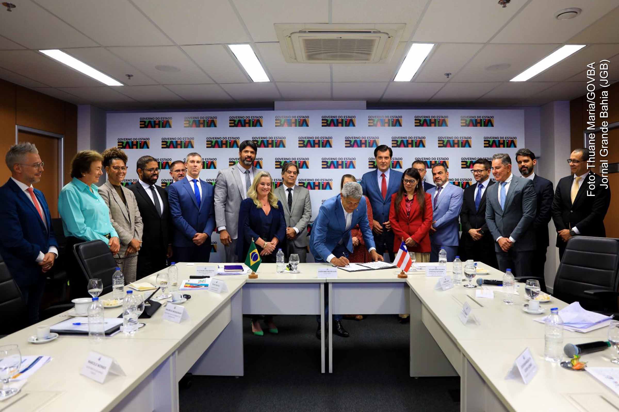 O governo da Bahia apresentou, nesta terça-feira (19/08/2025), novas medidas no âmbito do Bahia Pela Paz, com destaque para o envio do projeto de lei de Alternativas Penais à Alba e a elaboração do plano estadual de redução da letalidade policial. A reunião destacou também investimentos em infraestrutura, expansão das forças de segurança, fortalecimento dos Coletivos Bahia Pela Paz e a atuação estratégica do Judiciário no enfrentamento à violência.
