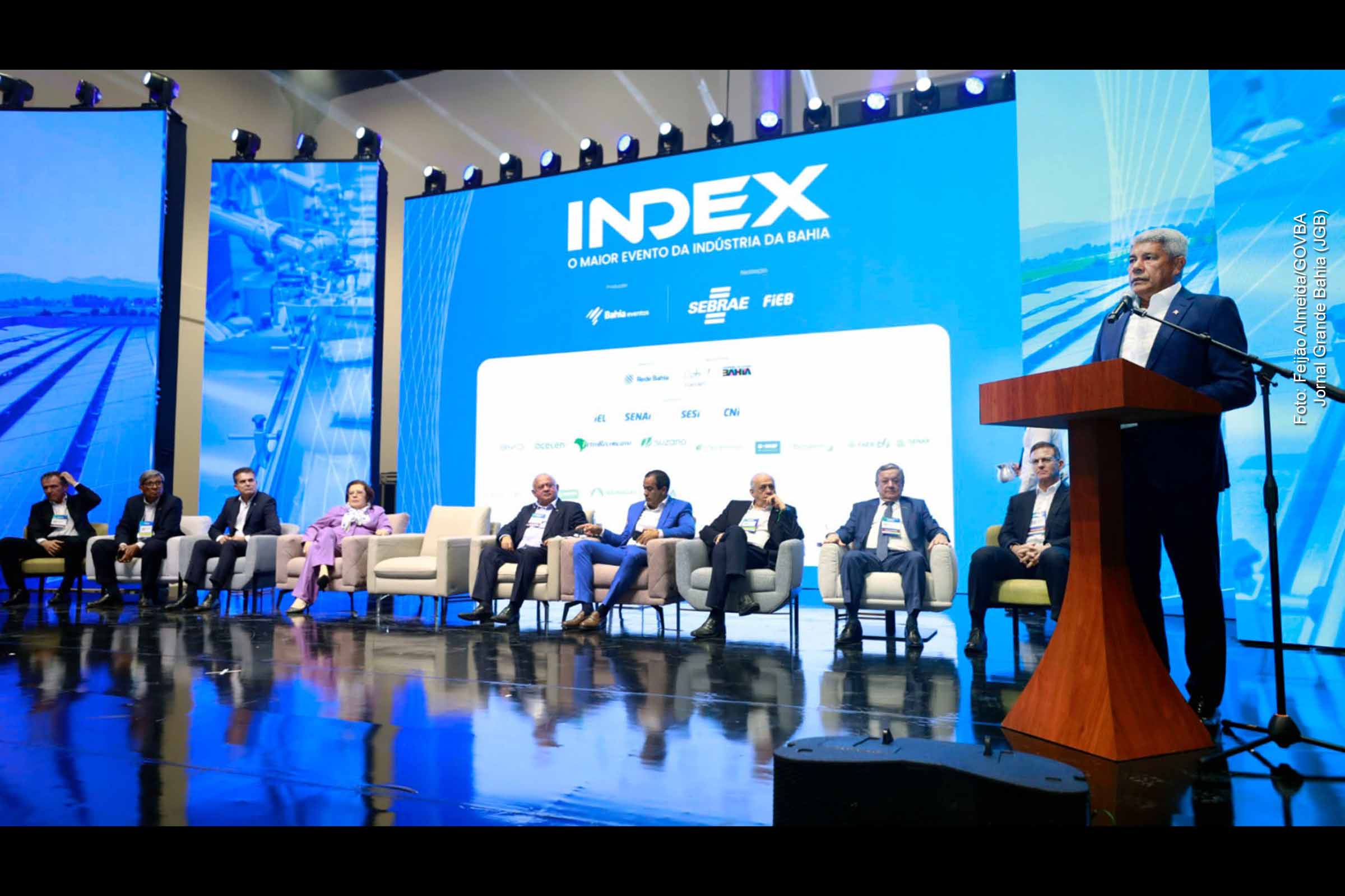 A INDEX 2025 foi aberta nesta quarta-feira (27/08/2025) em Salvador, reunindo empresários, autoridades e lideranças da indústria. O evento, que se estende até 29 de agosto, conta com mais de 200 expositores, debates sobre inovação, reforma tributária e sustentabilidade, além de fóruns sobre ESG e COP30. A feira, apoiada pelo Governo do Estado, FIEB e Sebrae, destaca-se como espaço estratégico para fortalecer a economia baiana e ampliar conexões nacionais.