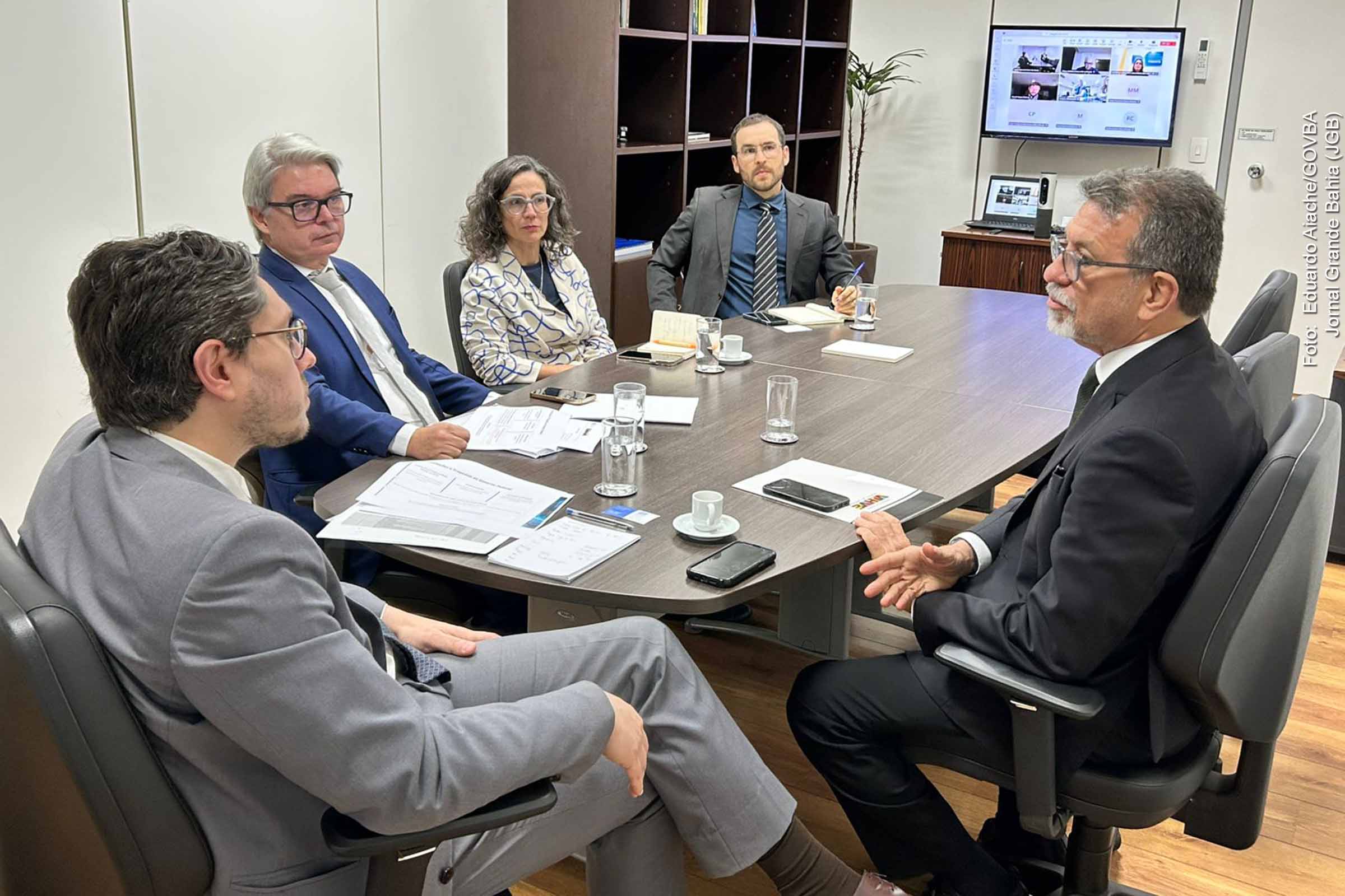 O Governo da Bahia e a FIEB apresentaram ao MDIC, em Brasília, um pacote de propostas para enfrentar o tarifaço dos EUA, que ameaça setores estratégicos da economia baiana e pode provocar perdas de até R$ 1,3 bilhão no PIB estadual. O diálogo institucional visa proteger empregos, buscar exceções tarifárias e articular compensações, com foco na defesa da competitividade industrial e no fortalecimento do setor exportador baiano.