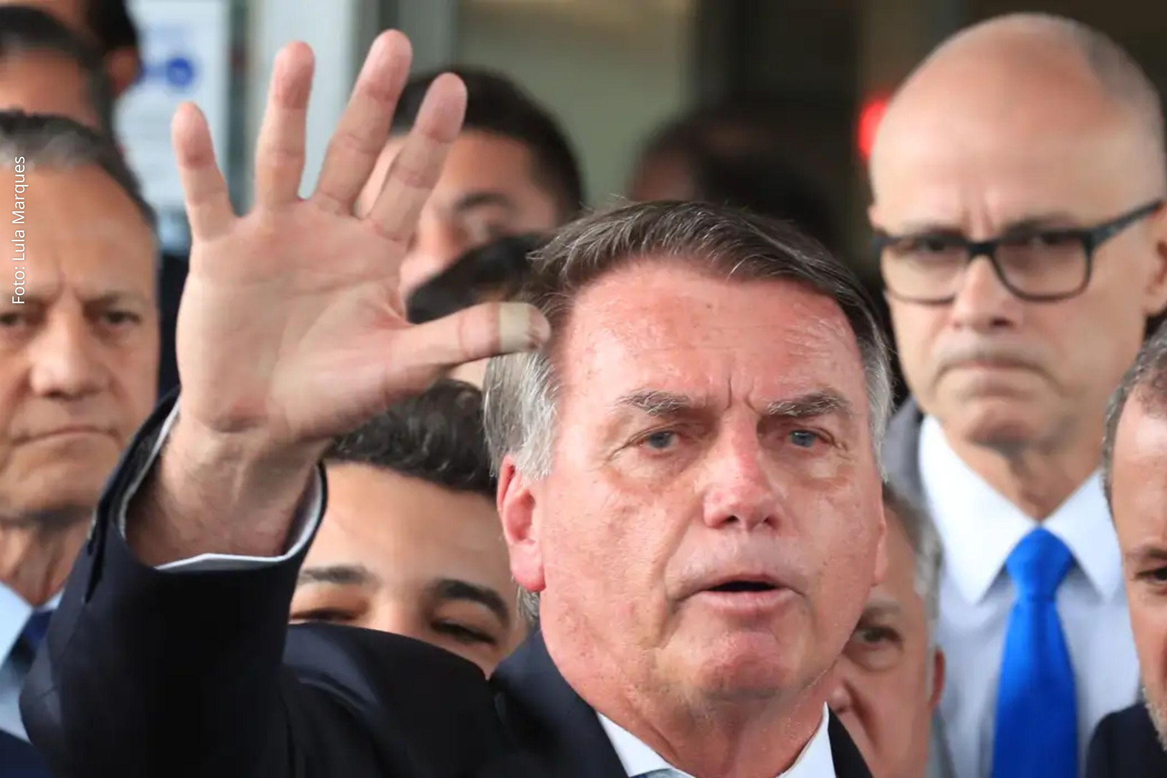 Ex-presidente Jair Bolsonaro é investigado por comunicação sobre sanções norte-americanas, compartilhamento de vídeos e movimentações financeiras atípicas.