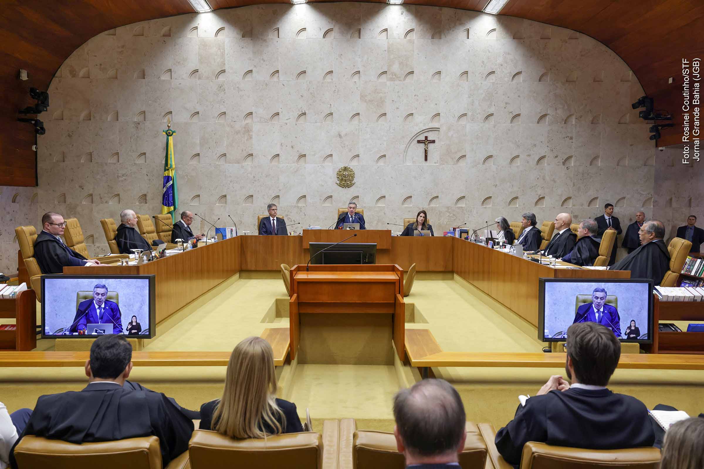 STF reage a sanções dos EUA e reforça defesa da democracia, mas enfrenta denúncias de censura, corrupção e colapso institucional