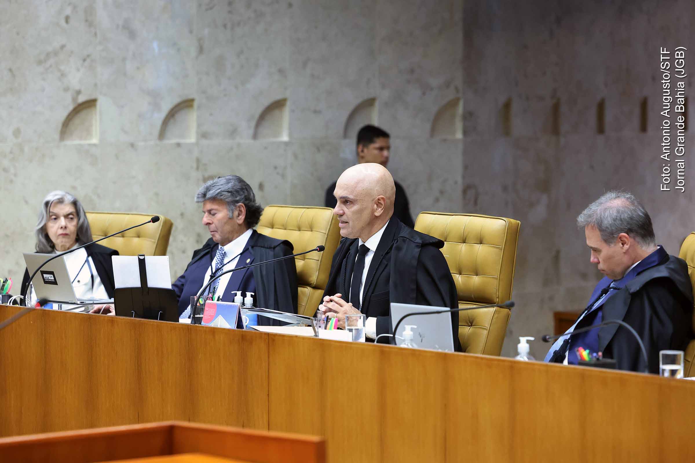 O ministro Alexandre de Moraes, do STF, enfrenta crescente pressão internacional após sanções impostas pelos EUA com base na Lei Magnitsky, que incluem restrições financeiras e diplomáticas. O cenário se agrava com a ameaça de revelações do ex-assessor do TSE Eduardo Tagliaferro, que promete divulgar documentos e mensagens comprometedores. A crise institucional ganha novos contornos após um gesto obsceno do ministro viralizar nas redes sociais, ampliando a repercussão pública do caso.
