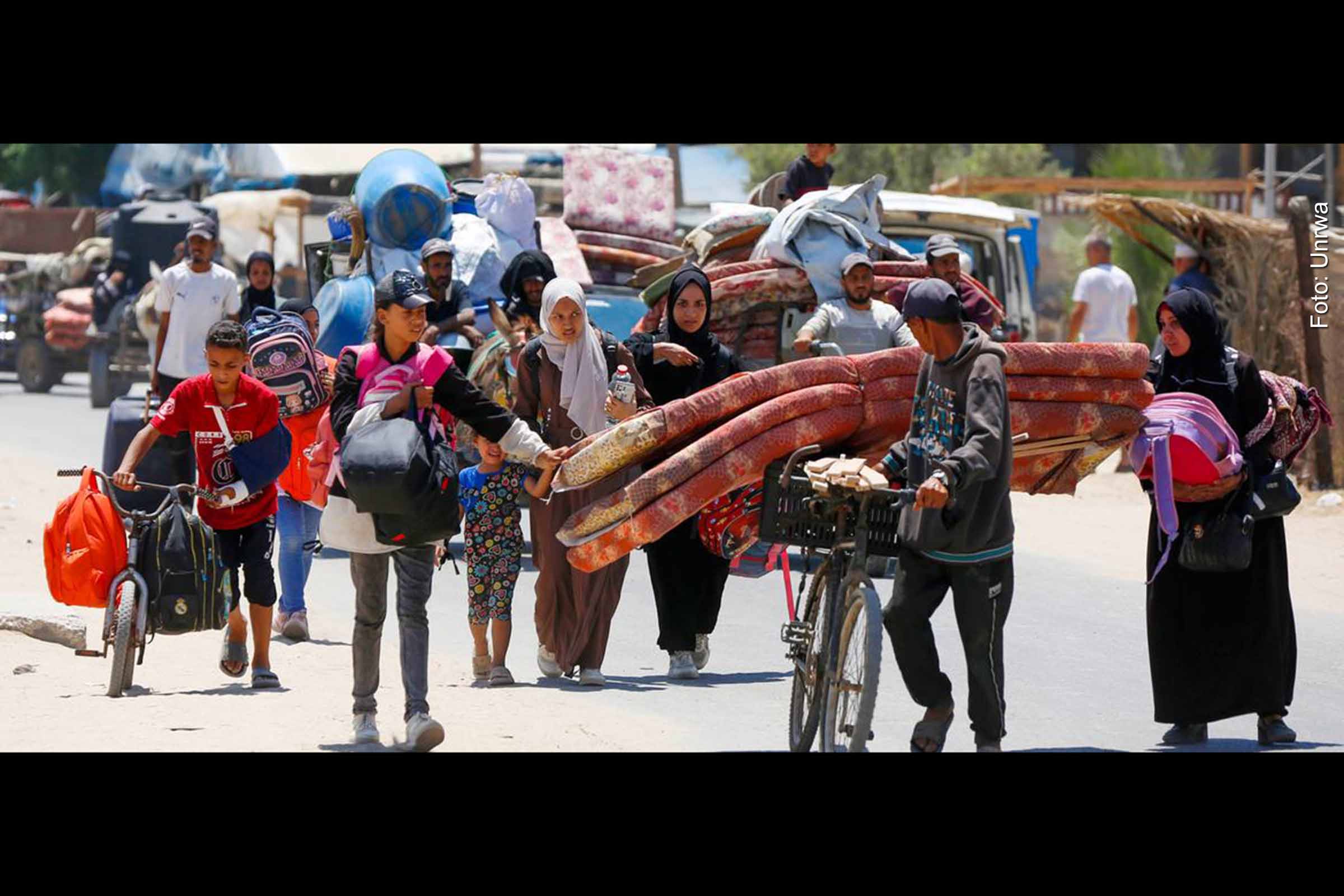 O gabinete de segurança de Israel aprovou o plano para ocupação total da Faixa de Gaza, com deslocamento forçado de 900 mil palestinos, intensificando a crise humanitária. A medida, cercada de forte oposição internacional e interna, ocorre enquanto instalações de saúde e esportivas são destruídas e ícones como Suleiman al-Obeid, o “Pelé Palestino”, morrem sob bombardeios. A comunidade global alerta para consequências catastróficas diante do agravamento do conflito e da fome.