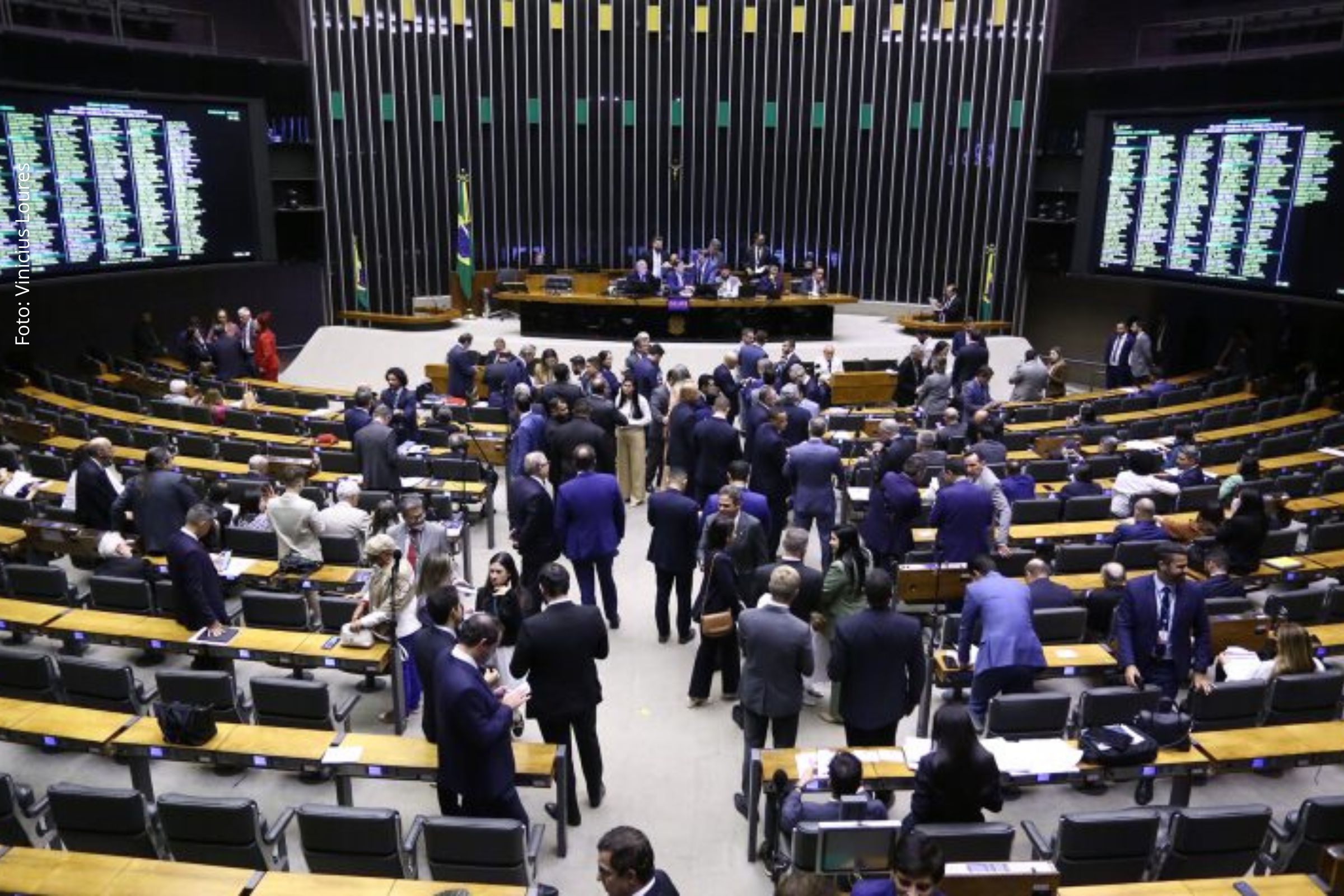 Discussão entre oposição e base do governo adia análise de mudanças na imunidade parlamentar.