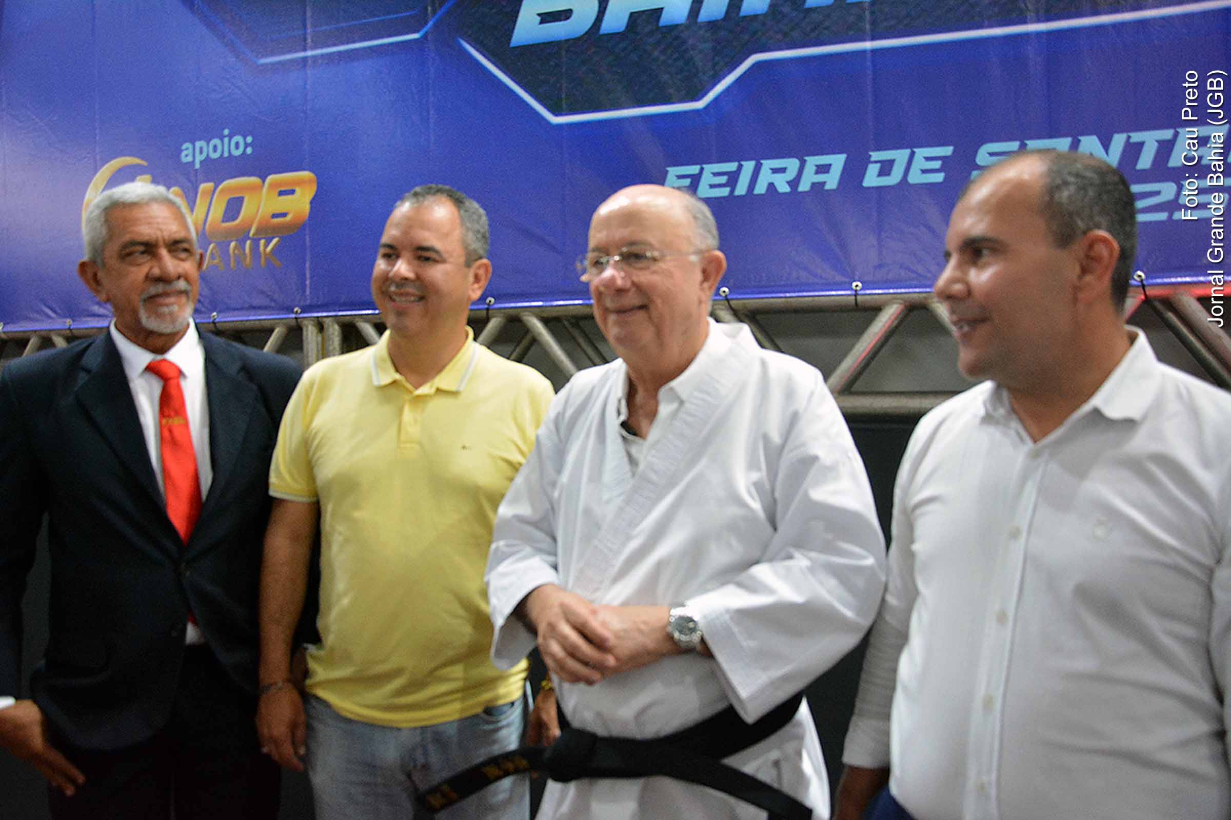 O Complexo Esportivo Oyama Pinto, em Feira de Santana, foi reaberto neste sábado (30/08/2025) após sete meses de obras. A reinauguração ocorreu com a realização de uma etapa do Campeonato Baiano de Karatê, reunindo mais de 770 atletas de 61 cidades. O espaço revitalizado, considerado o maior ginásio público da Bahia, retoma atividades como polo esportivo, social e cultural da região.