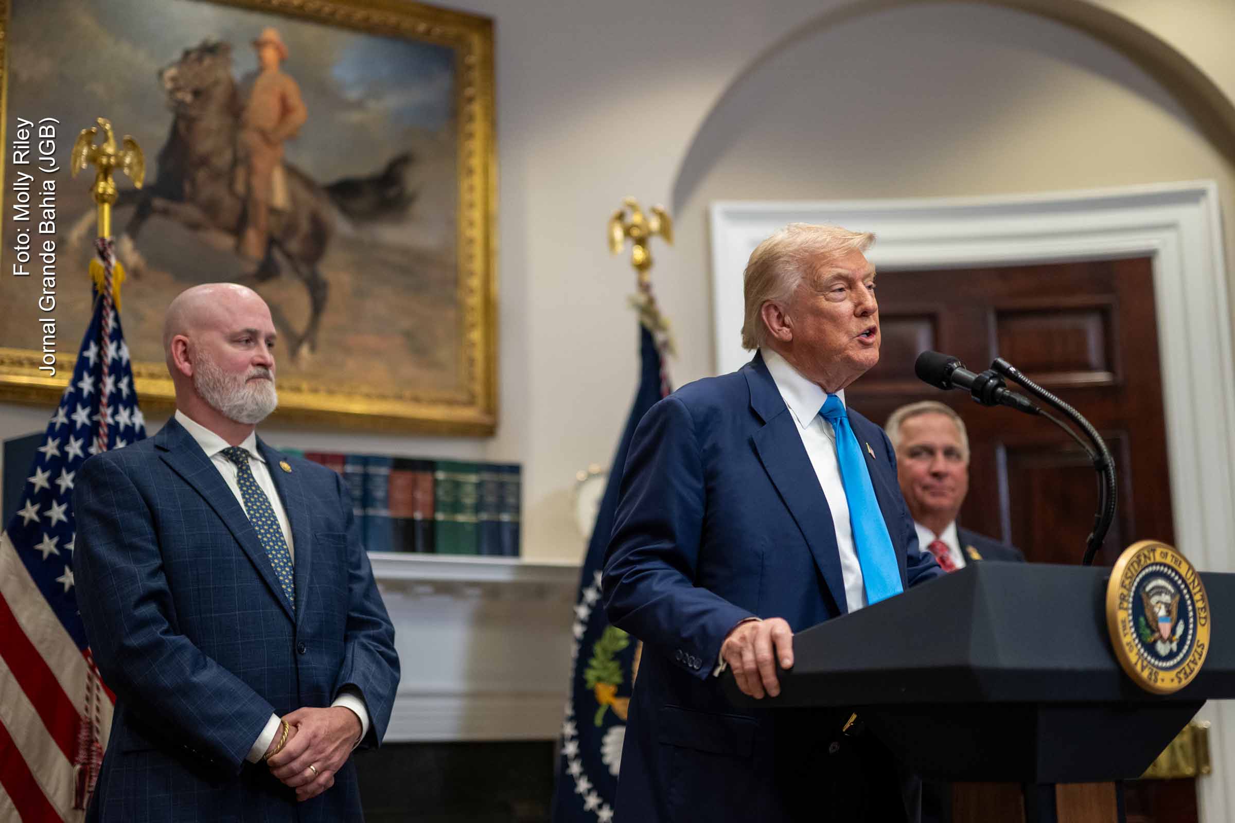 Os EUA ampliaram a ofensiva contra Maduro, enviando destróieres e prometendo usar “toda a força” contra o regime, enquanto aumentam sanções financeiras. Maduro respondeu convocando milhões de milicianos e denunciando ingerência externa. Paralelamente, Lula busca se aproximar de presidentes de direita na América do Sul, tentando neutralizar o cerco político de Trump e evitar isolamento regional. O Brasil aposta em pragmatismo diplomático e cooperação econômica para preservar estabilidade.