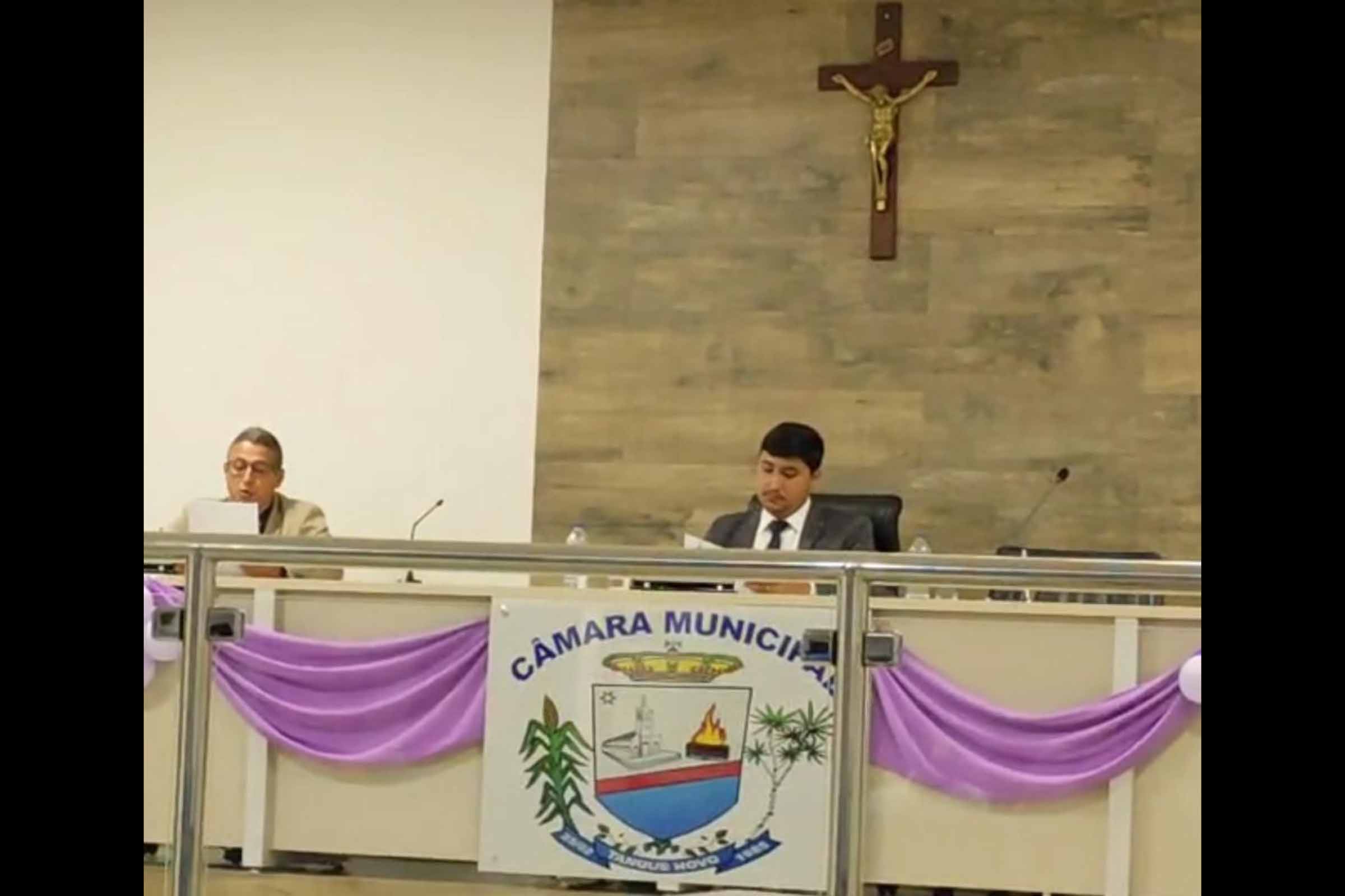 Cassado por compra de votos, o vereador Cleiton Vieira Batista (PP) realizou uma sessão informal na Câmara Municipal de Tanque Novo em 04/08/2025, mesmo após decisão judicial que o destituiu do cargo. A ação, considerada ilegal pela presidência da Casa, contou com apoio de cinco vereadores. A sentença da Justiça Eleitoral incluiu inelegibilidade por oito anos e multa. O caso gerou forte repercussão política e institucional no município.