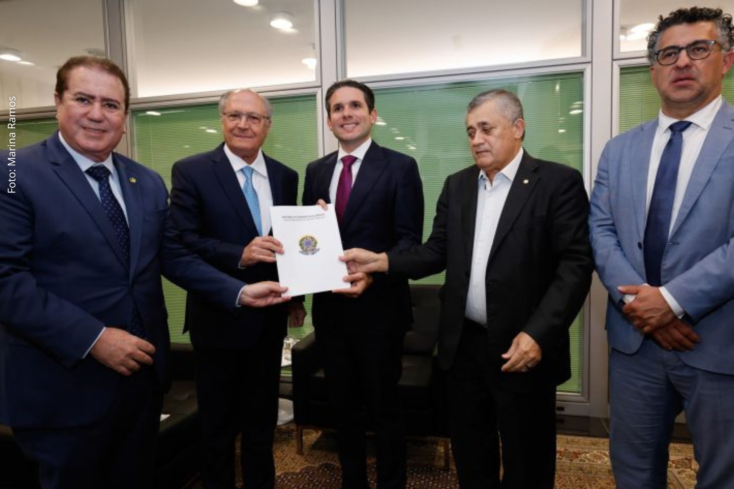 Medidas incluem crédito de R$ 30 bilhões, mudanças em seguros e flexibilização de tributos para empresas exportadoras.