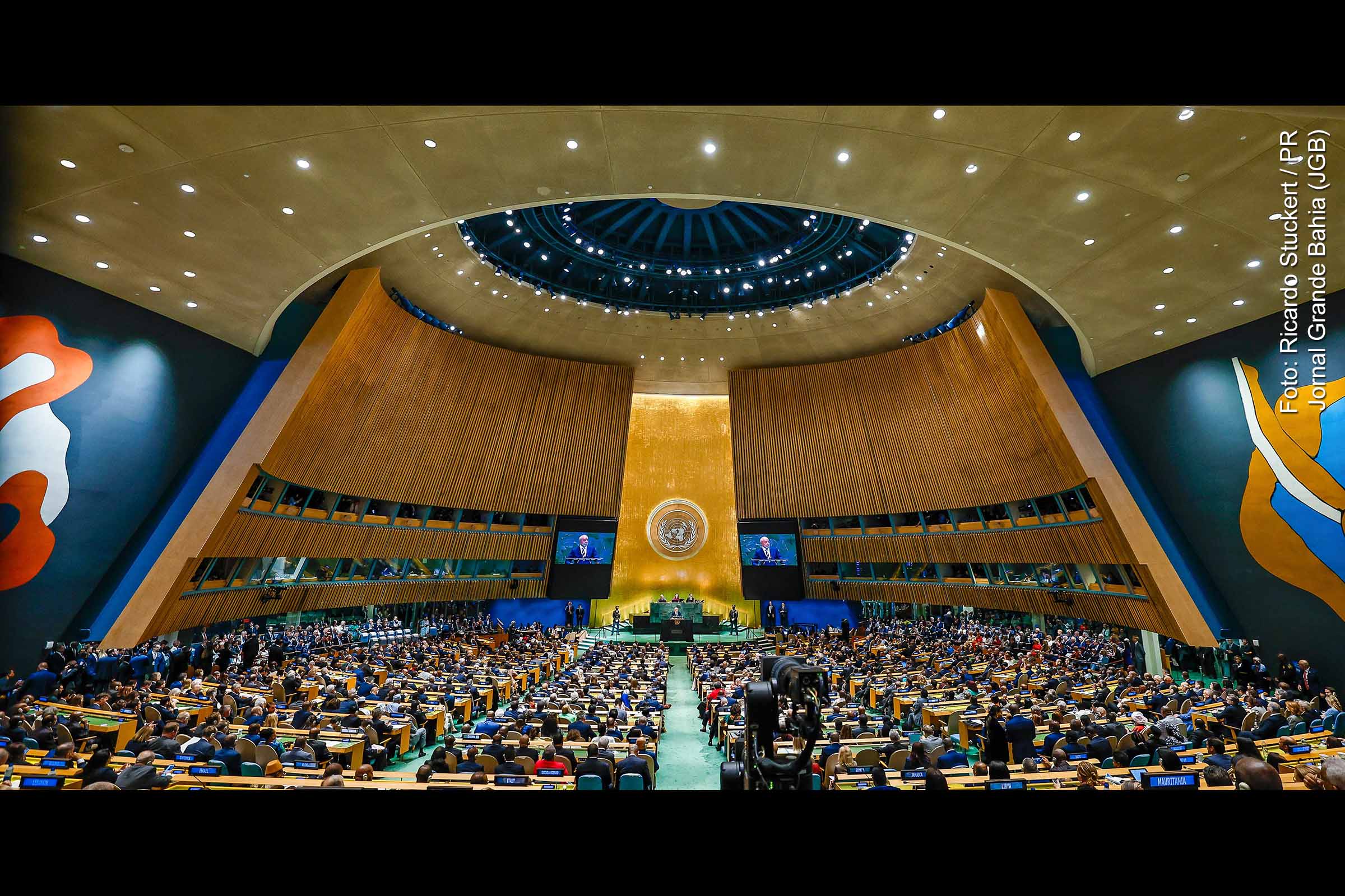 Na ONU, Lula defendeu a democracia brasileira, criticou sanções unilaterais e destacou a condenação de Bolsonaro como recado global contra autocratas. Trump surpreendeu ao elogiá-lo e propor reunião, apesar da tensão causada por tarifas e punições contra autoridades do STF. O gesto abre espaço para diálogo, mas especialistas alertam para riscos de exploração política e para a imprevisibilidade da diplomacia americana.