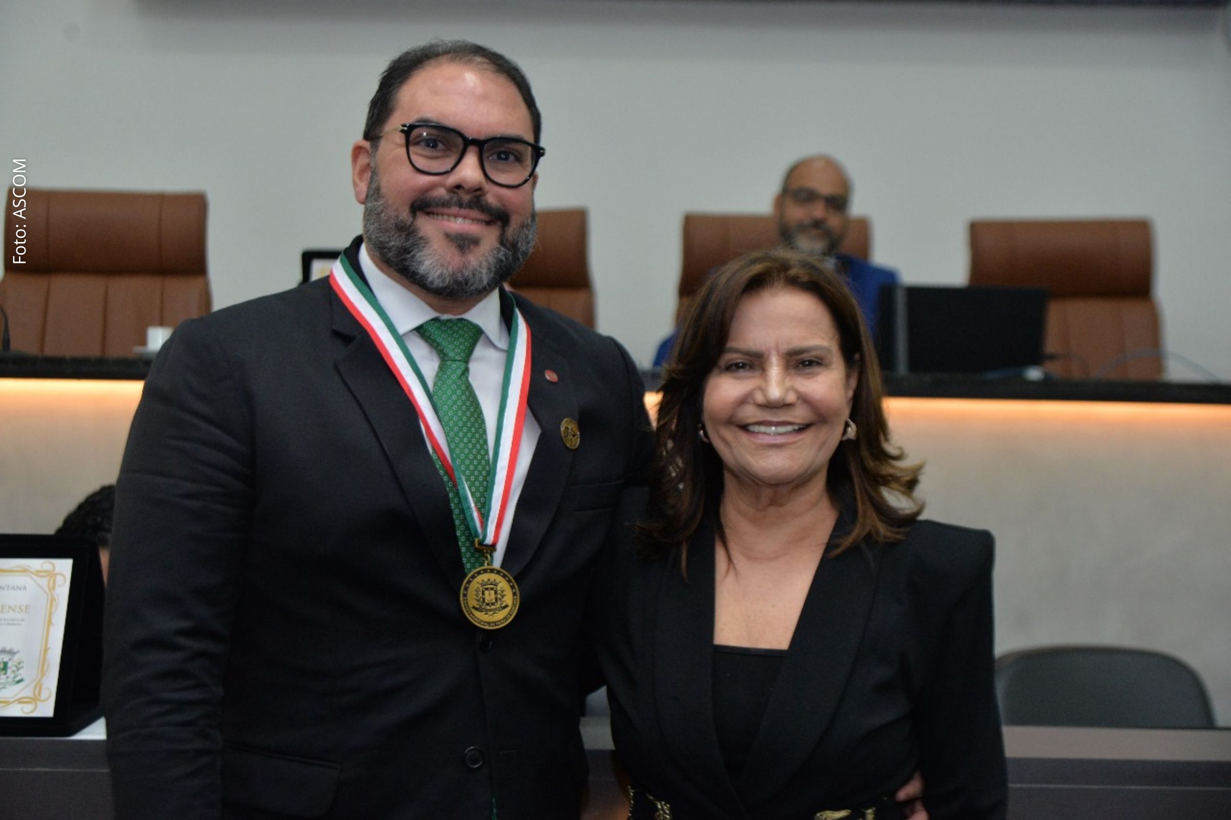 Pedro Henrique Silveira Pereira do Amaral recebeu a Comenda Maria Quitéria em Feira de Santana, em reconhecimento à sua atuação no Direito Público, Administrativo e Penal, defesa de trabalhadores e proteção à população. O homenageado destacou a importância da família como alicerce da vida, reforçou o compromisso com causas sociais, incluindo a proteção à mulher, e afirmou que a honraria representa uma marca em sua trajetória profissional e pessoal, consolidando seu vínculo com a cidade.