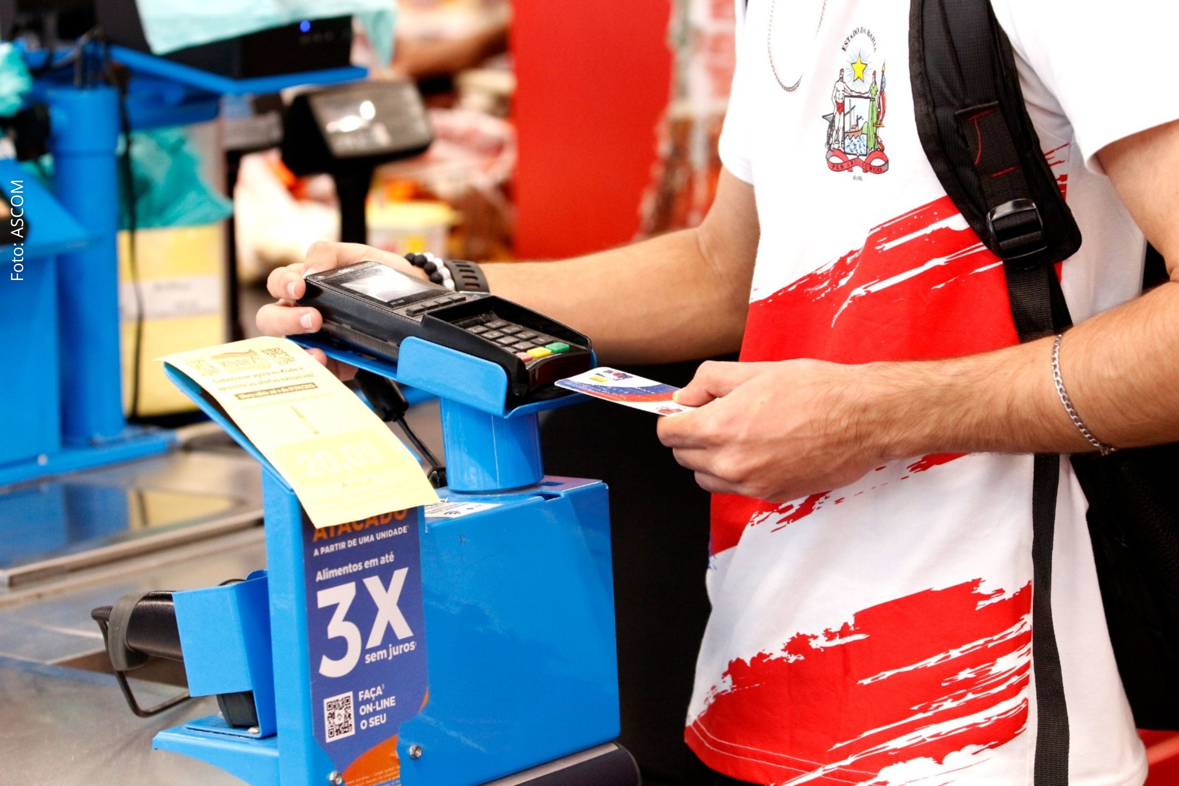 Programa estadual garante auxílio financeiro a mais de 300 mil famílias e promove permanência escolar.