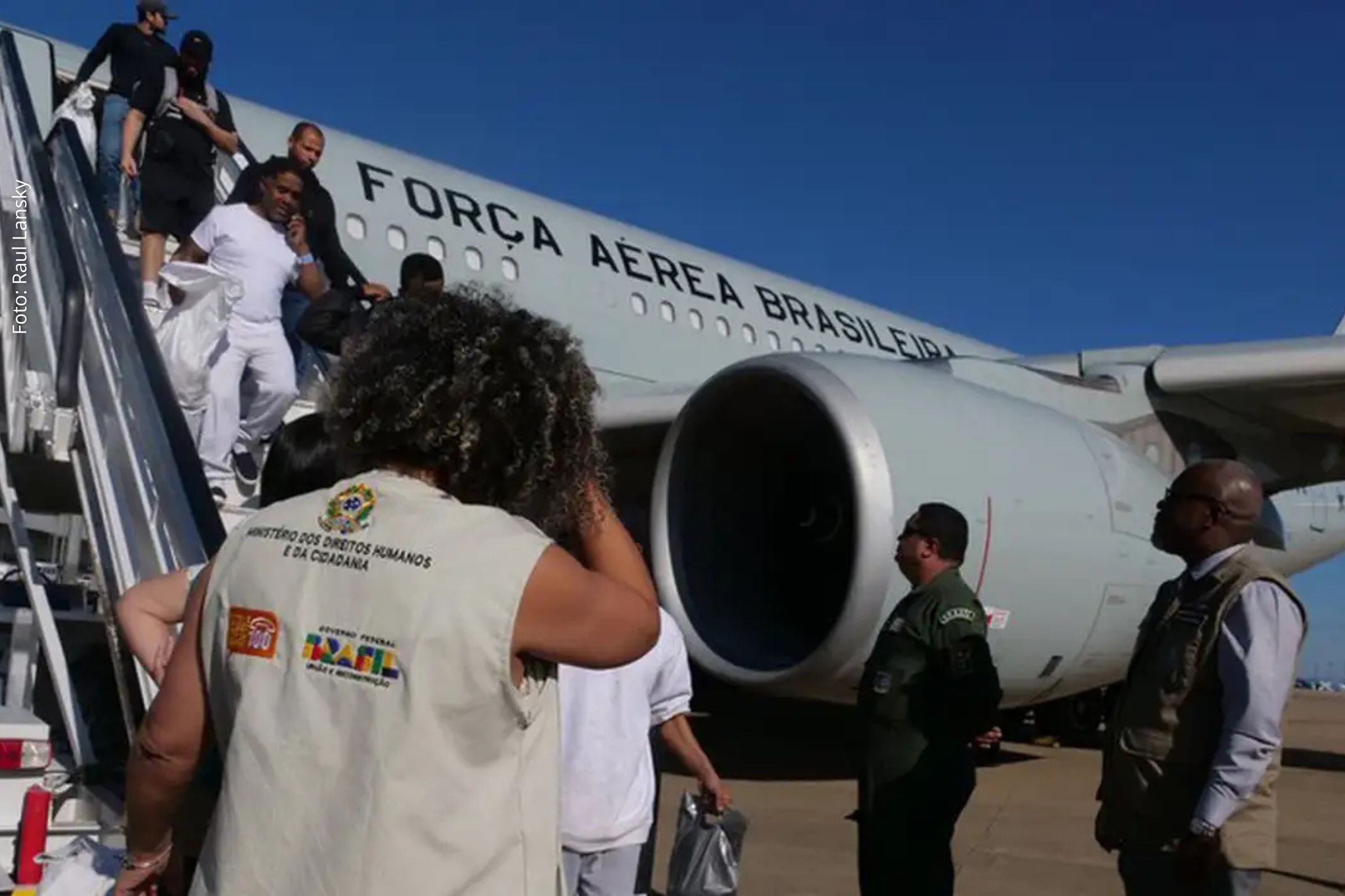 Aeroporto de Confins recebe brasileiros em programa de acolhimento humanizado do governo federal.
