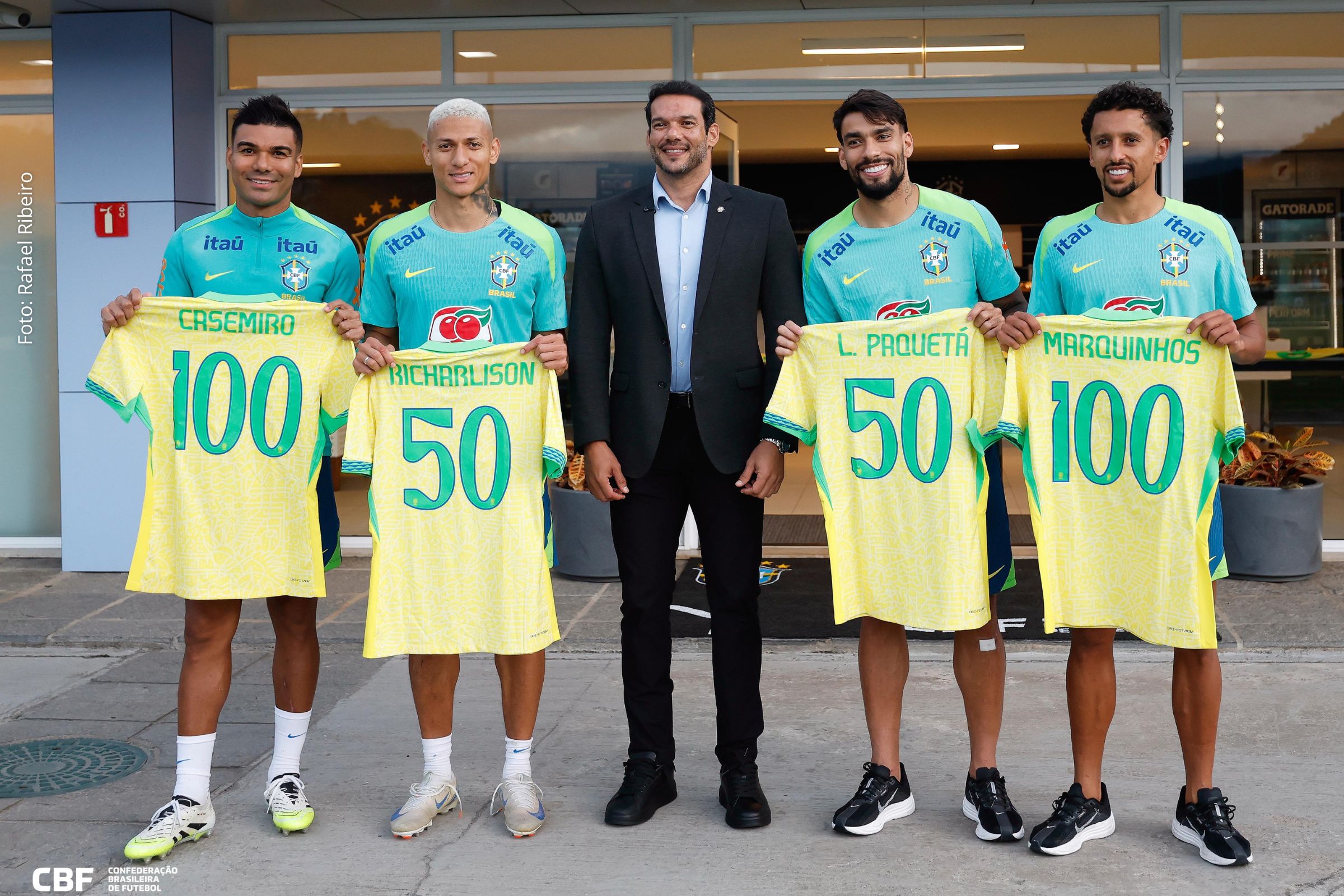 Jogadores receberam camisas comemorativas em cerimônia após treino na Granja Comary, antes da partida contra o Chile no Maracanã.