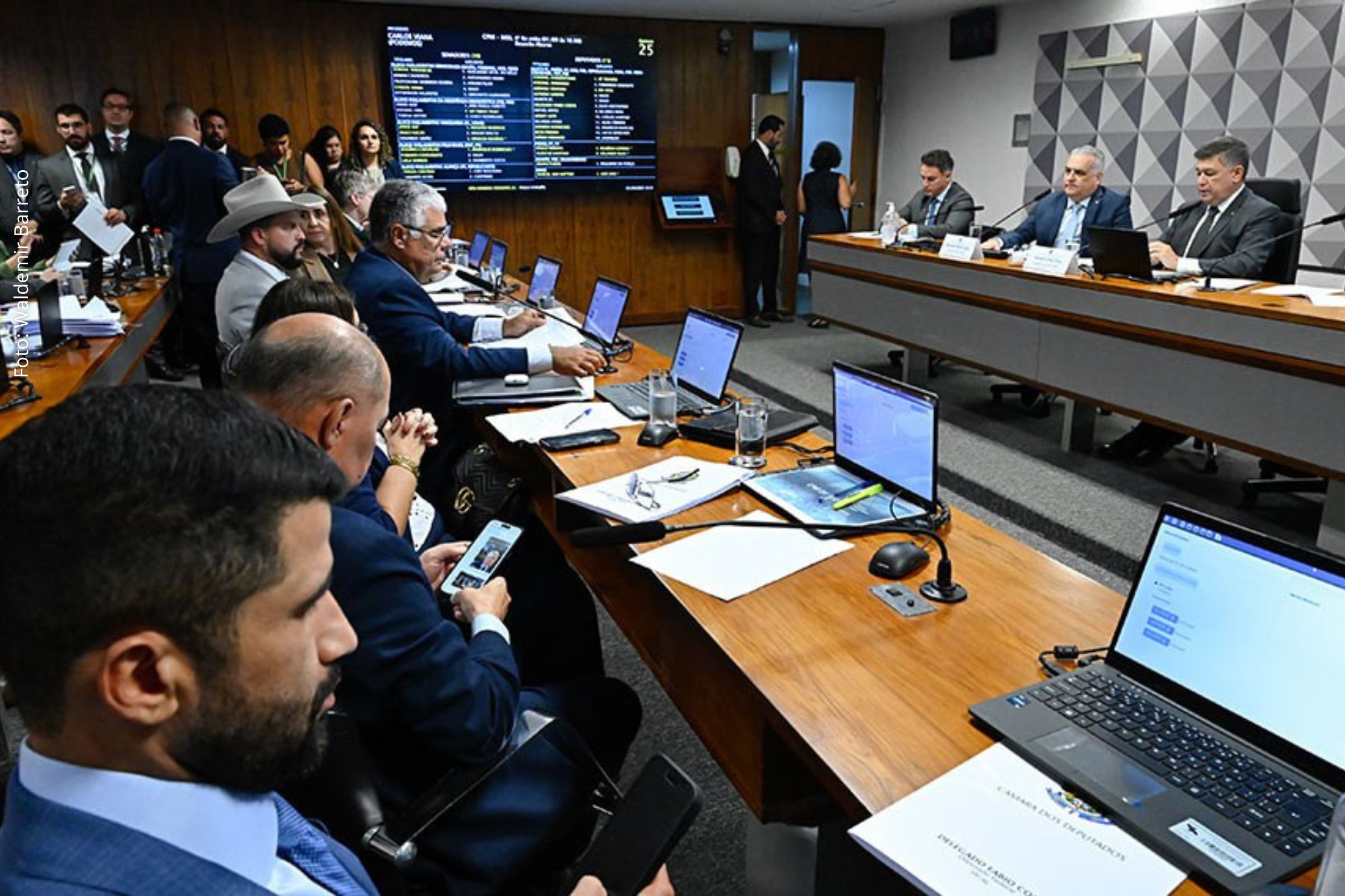 Na segunda-feira (01/09/2025), a CPMI do INSS aprovou pedido de prisão preventiva de 21 pessoas envolvidas em fraudes bilionárias contra aposentados e pensionistas.