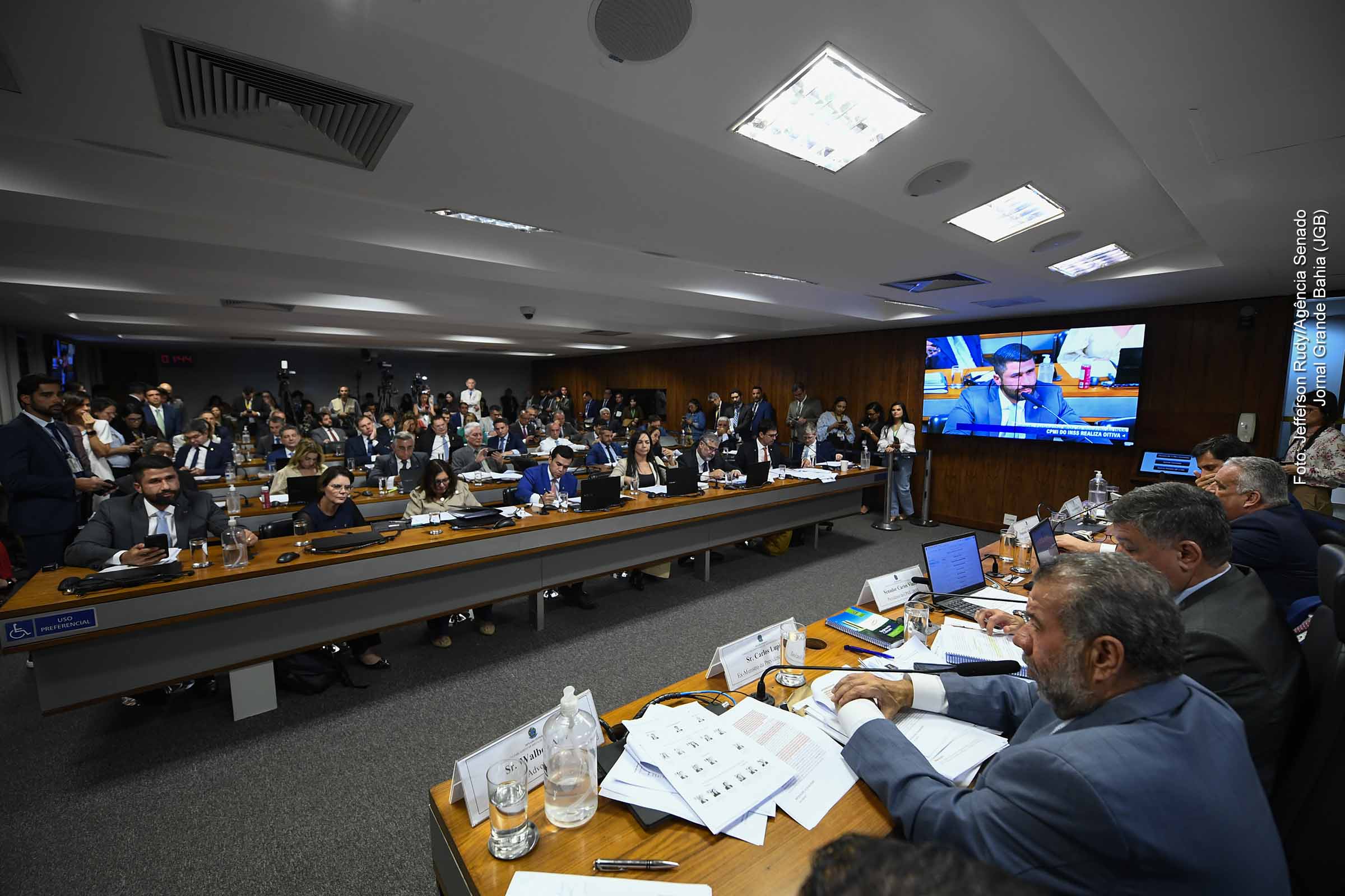 O depoimento de Carlos Lupi à CPMI do INSS (08/09/2025) foi marcado por embates entre governo e oposição sobre a responsabilidade pelas fraudes previdenciárias. Lupi negou envolvimento direto e citou medidas de prevenção, enquanto oposicionistas apontaram omissão e prevaricação. As discussões giraram em torno dos Acordos de Cooperação Técnica, da atuação de suposta quadrilha no INSS e de nomeações sob suspeita, destacando falhas estruturais de longa data.