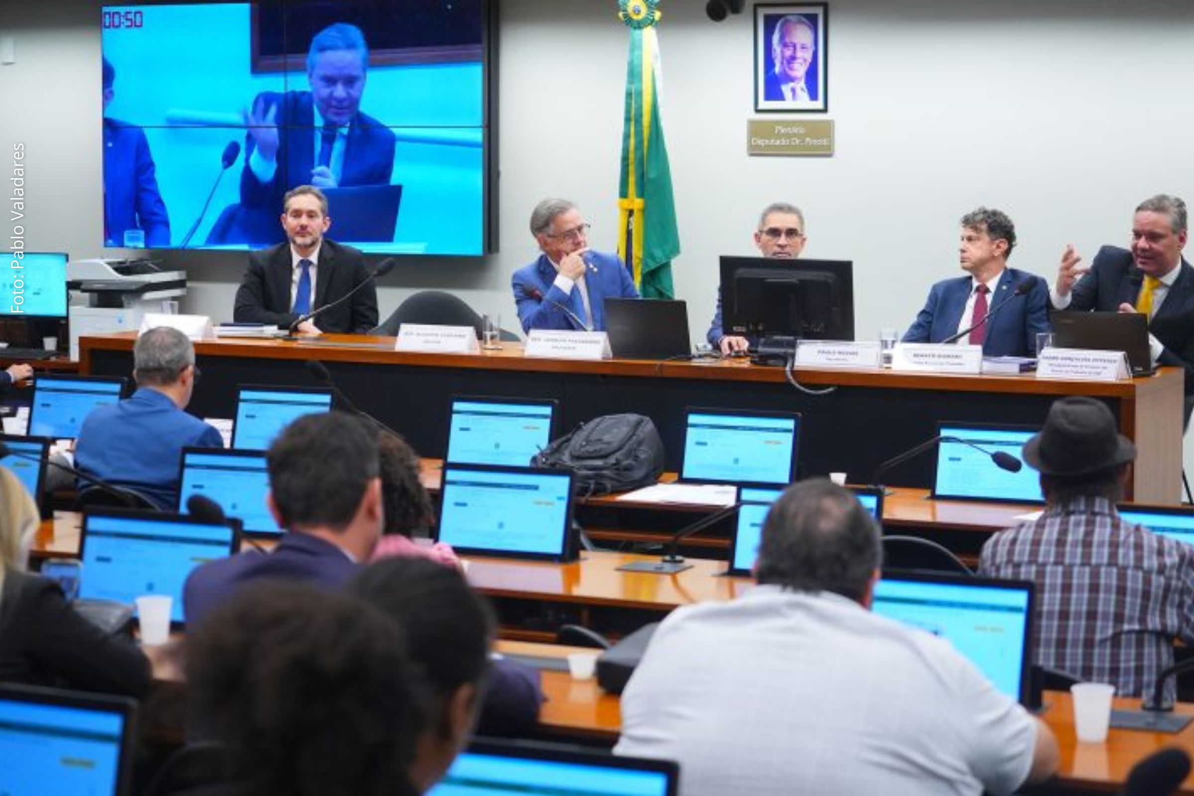 Comissão especial analisa PLP 152/25 e discute avanços e lacunas na proteção de motoristas e entregadores.