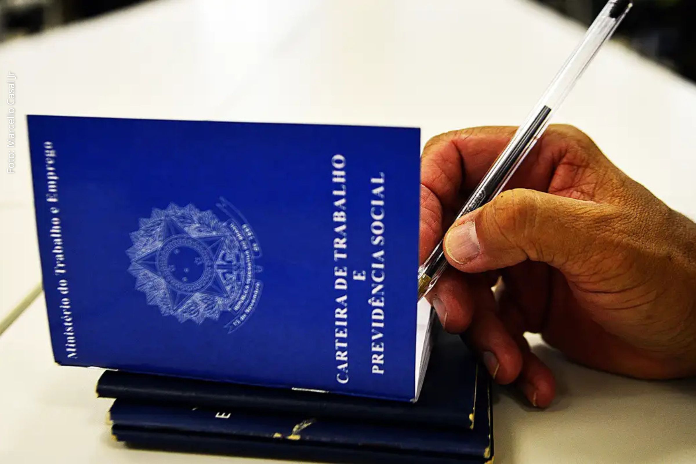 Indicadores do IBGE e Caged mostram aumento da ocupação e crescimento do emprego formal no país.