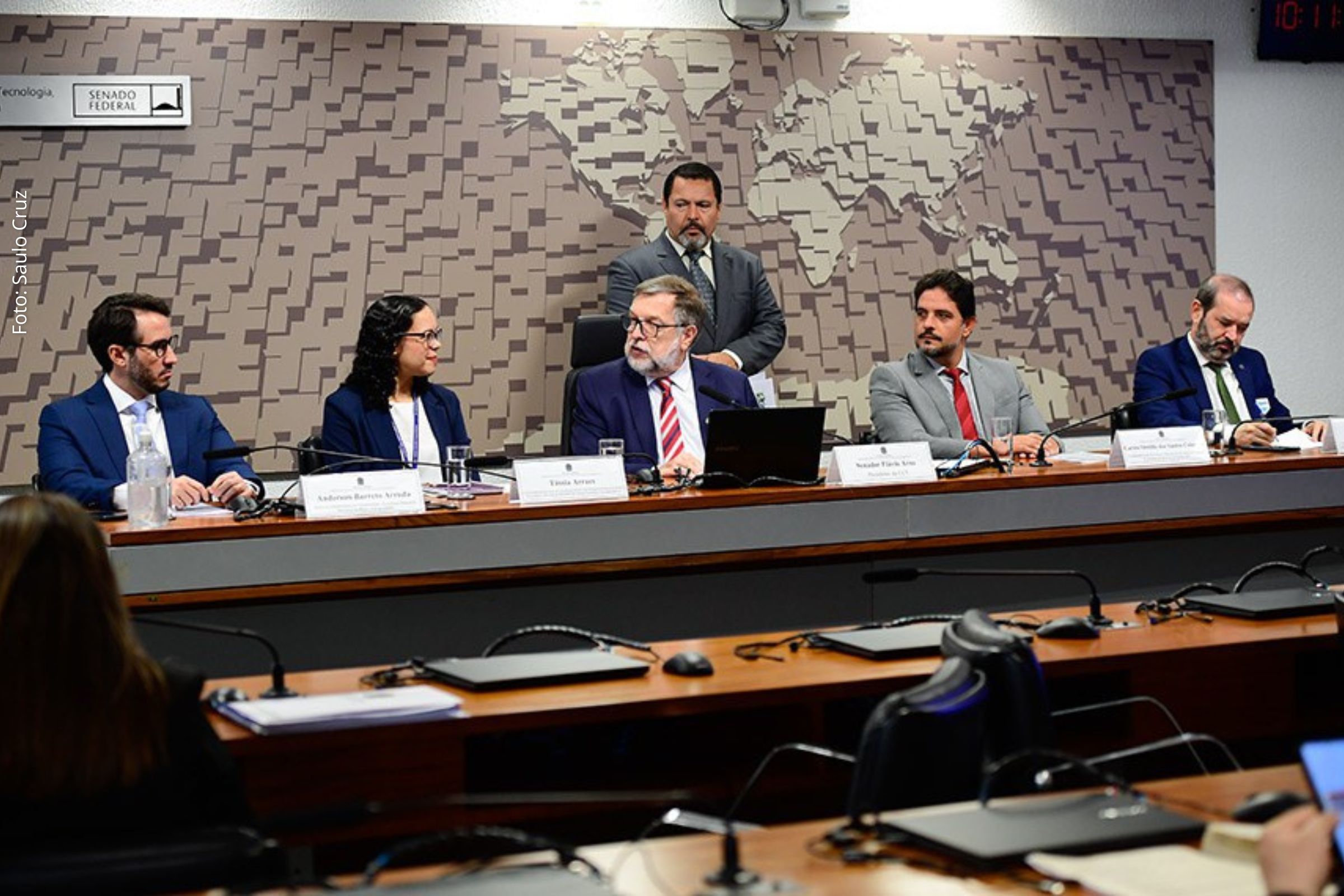 Debate aborda potencial geológico do Brasil, políticas públicas, inovação tecnológica e impactos ambientais da mineração de minerais estratégicos.