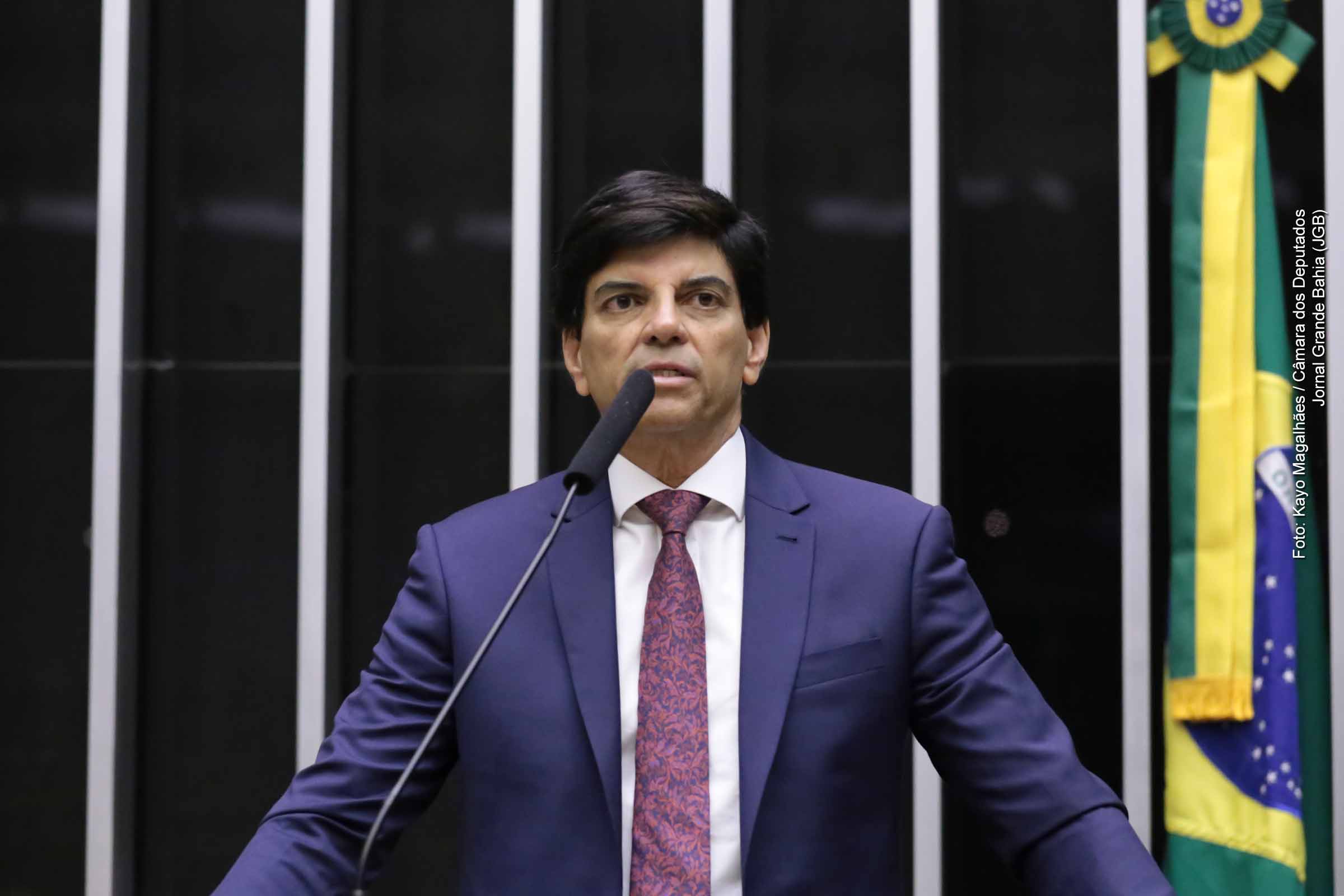 A Câmara dos Deputados aprovou, nesta quarta-feira (17/09/2025), a PEC das Prerrogativas, que restabelece a exigência de autorização da Câmara e do Senado para o STF processar parlamentares. O texto também prevê voto secreto, prazo de 90 dias para decisão e análise da custódia em casos de prisão em flagrante. A proposta, que amplia prerrogativas e inclui presidentes de partidos no rol de autoridades julgadas pelo STF, segue agora para o Senado.