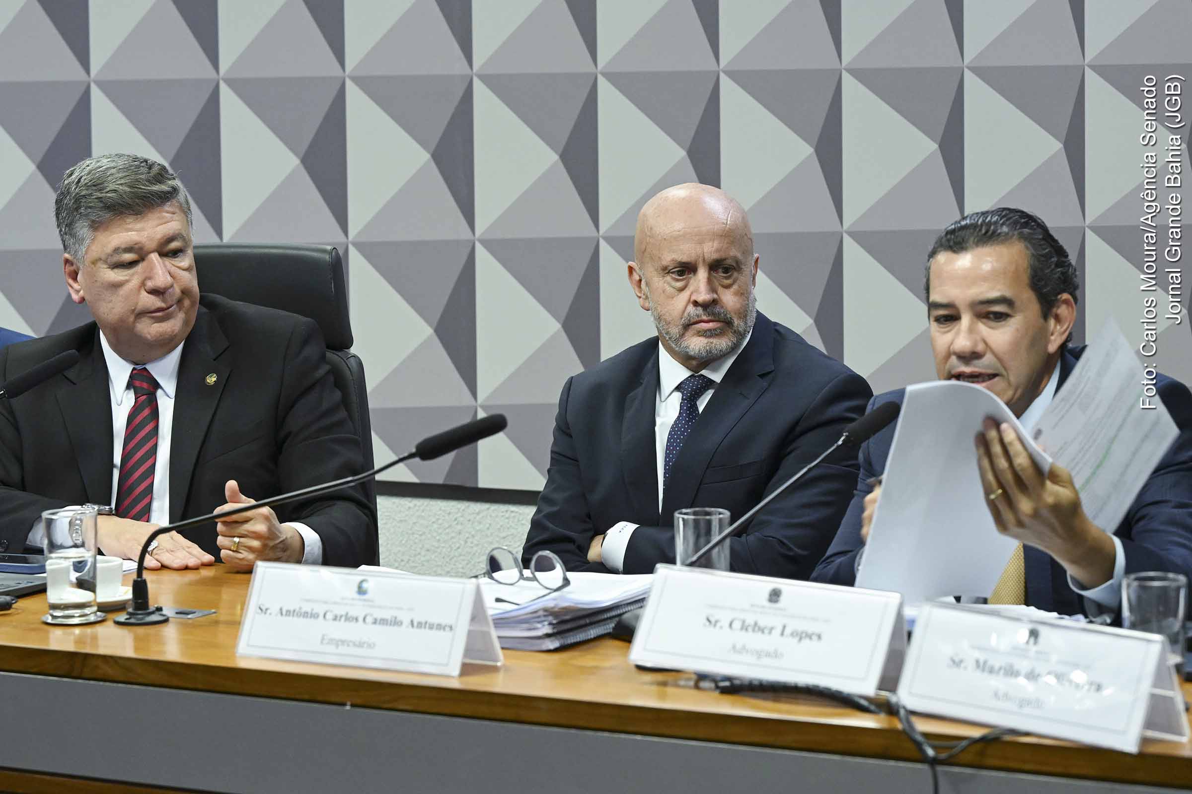 O empresário Antônio Carlos Camilo Antunes, o “Careca do INSS”, depôs nesta quinta-feira (25/09/2025) à CPMI do INSS, mas permaneceu em silêncio diante das perguntas do relator, deputado Alfredo Gaspar. Preso preventivamente, ele é acusado de movimentar R$ 24,5 milhões em fraudes contra aposentados. Antunes negou envolvimento, alegou perseguição política e recusou acordo de colaboração premiada. A sessão foi marcada por tensão e acusações mútuas.