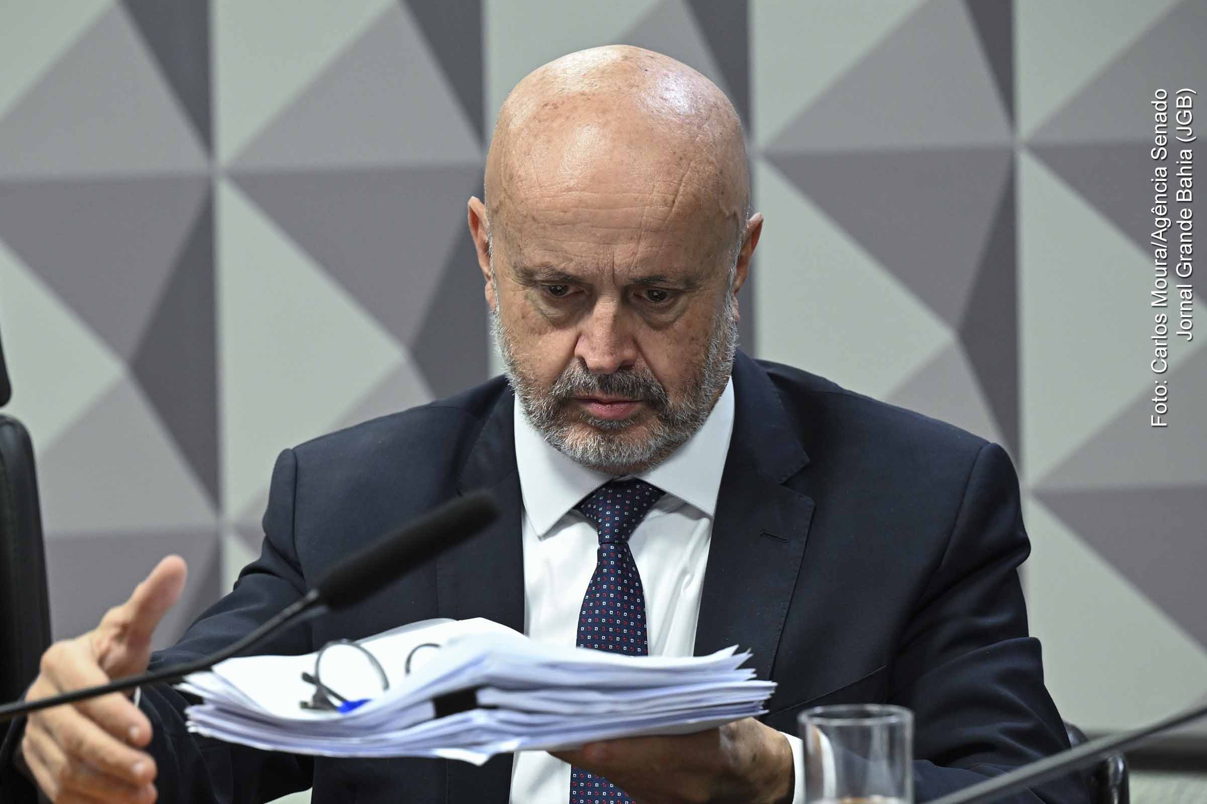 O empresário Antônio Carlos Camilo Antunes, o “Careca do INSS”, depôs nesta quinta-feira (25/09/2025) à CPMI do INSS, mas permaneceu em silêncio diante das perguntas do relator, deputado Alfredo Gaspar. Preso preventivamente, ele é acusado de movimentar R$ 24,5 milhões em fraudes contra aposentados. Antunes negou envolvimento, alegou perseguição política e recusou acordo de colaboração premiada. A sessão foi marcada por tensão e acusações mútuas.