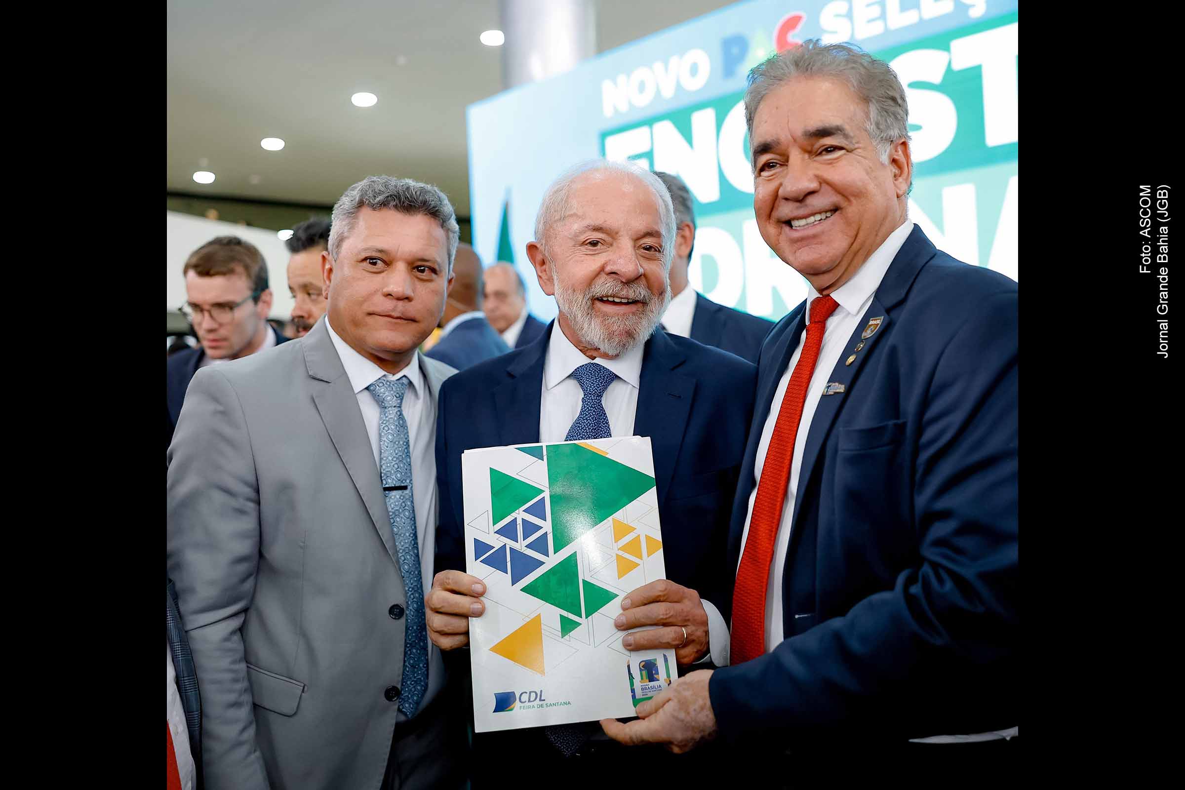 O deputado Zé Neto articula um pacote de investimentos estruturantes para Feira de Santana, que inclui o novo anel de contorno rodoviário, a ferrovia Salvador–Feira, o financiamento internacional para drenagem e mobilidade, a via perimetral e a expansão do CETENS/UFRB, com perspectiva de criação da Universidade Federal de Feira de Santana. A iniciativa visa transformar a cidade em polo logístico e acadêmico, mas depende de articulação política, viabilidade financeira e foco em impacto social equilibrado.