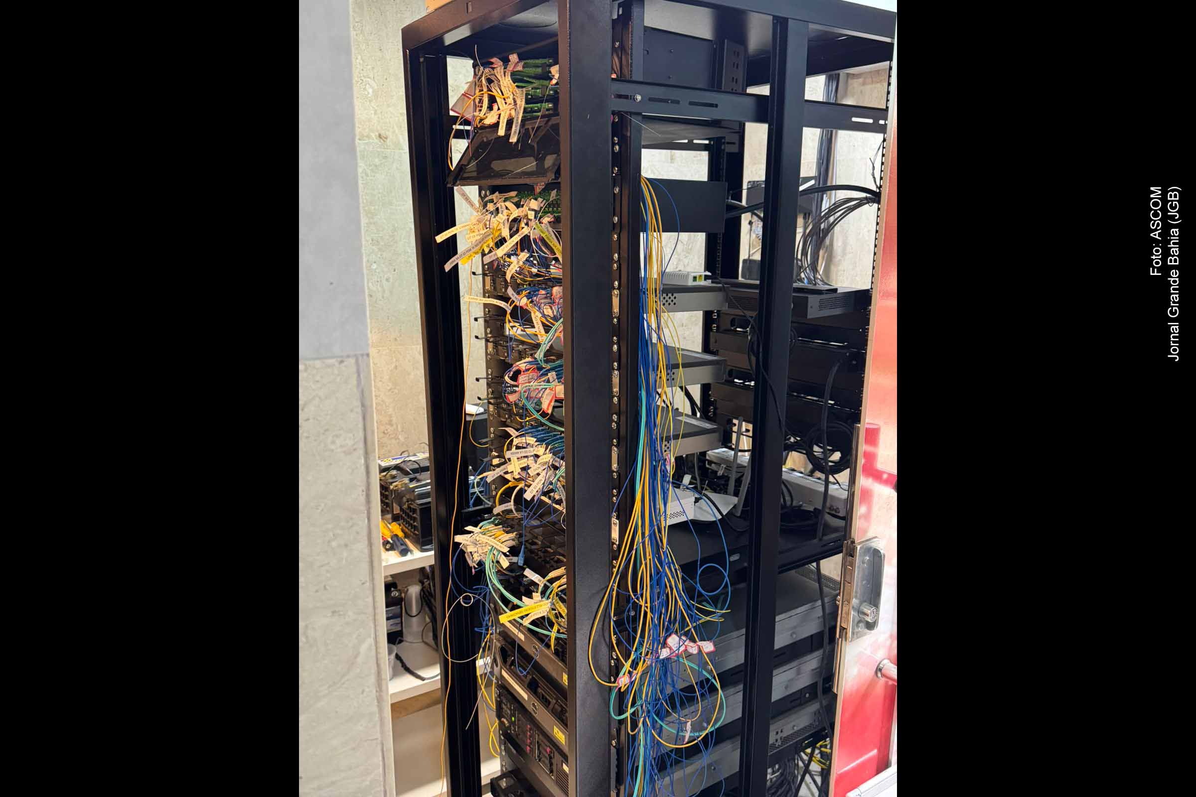 Um empresário foi preso nesta quinta-feira (04/09/2025), em Feira de Santana, acusado de receptação qualificada. Em sua empresa, a polícia apreendeu equipamentos furtados de companhias de telefonia e baterias de alto valor. Em sua residência, foi encontrado um carro de luxo avaliado em R$ 400 mil. O suspeito está detido, e os materiais serão periciados pelo DPT. As investigações seguem para identificar outros possíveis envolvidos.