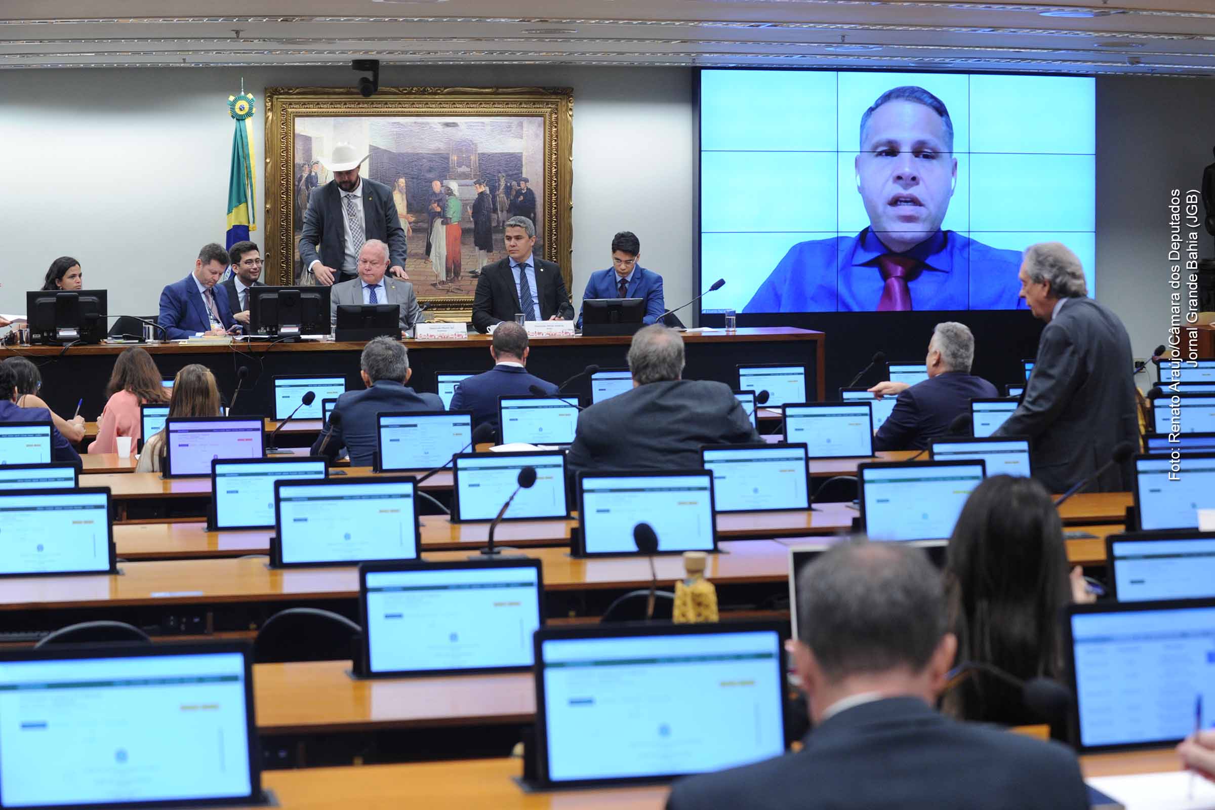 Ex-assessor do TSE acusa Alexandre de Moraes de monitorar redes da direita em 2022; Deputada Zambelli foi alvo e ministro do TSE defende legitimidade da medida