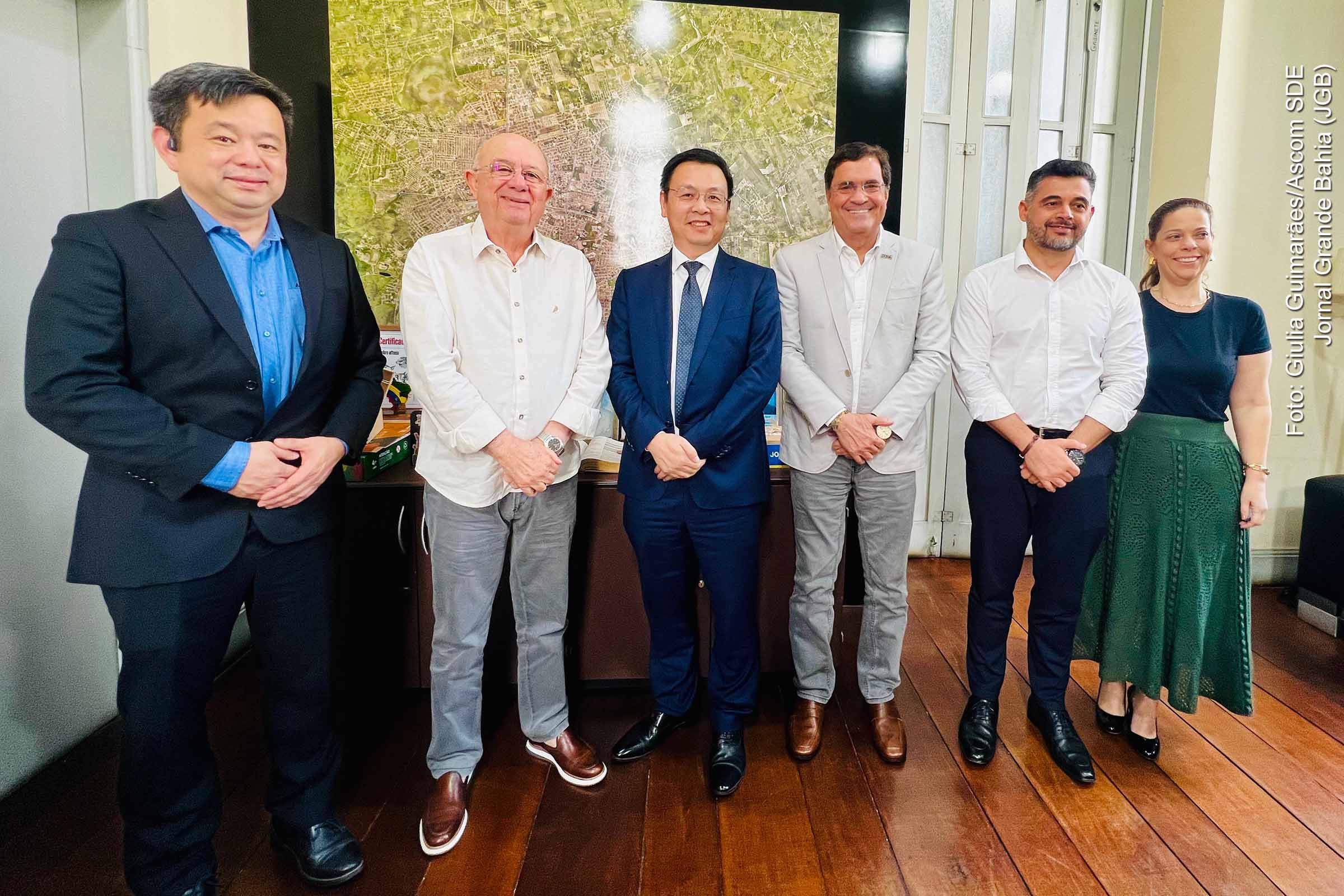 A reunião realizada nesta terça-feira (30/09/2025) entre a Prefeitura de Feira de Santana, a SDE e executivos da BYD discutiu investimentos em mobilidade sustentável e a transição da frota municipal para veículos elétricos. O município foi destacado como polo logístico estratégico do Nordeste, e a agenda reforçou o objetivo do governo baiano de consolidar a Bahia como referência nacional em inovação e sustentabilidade.