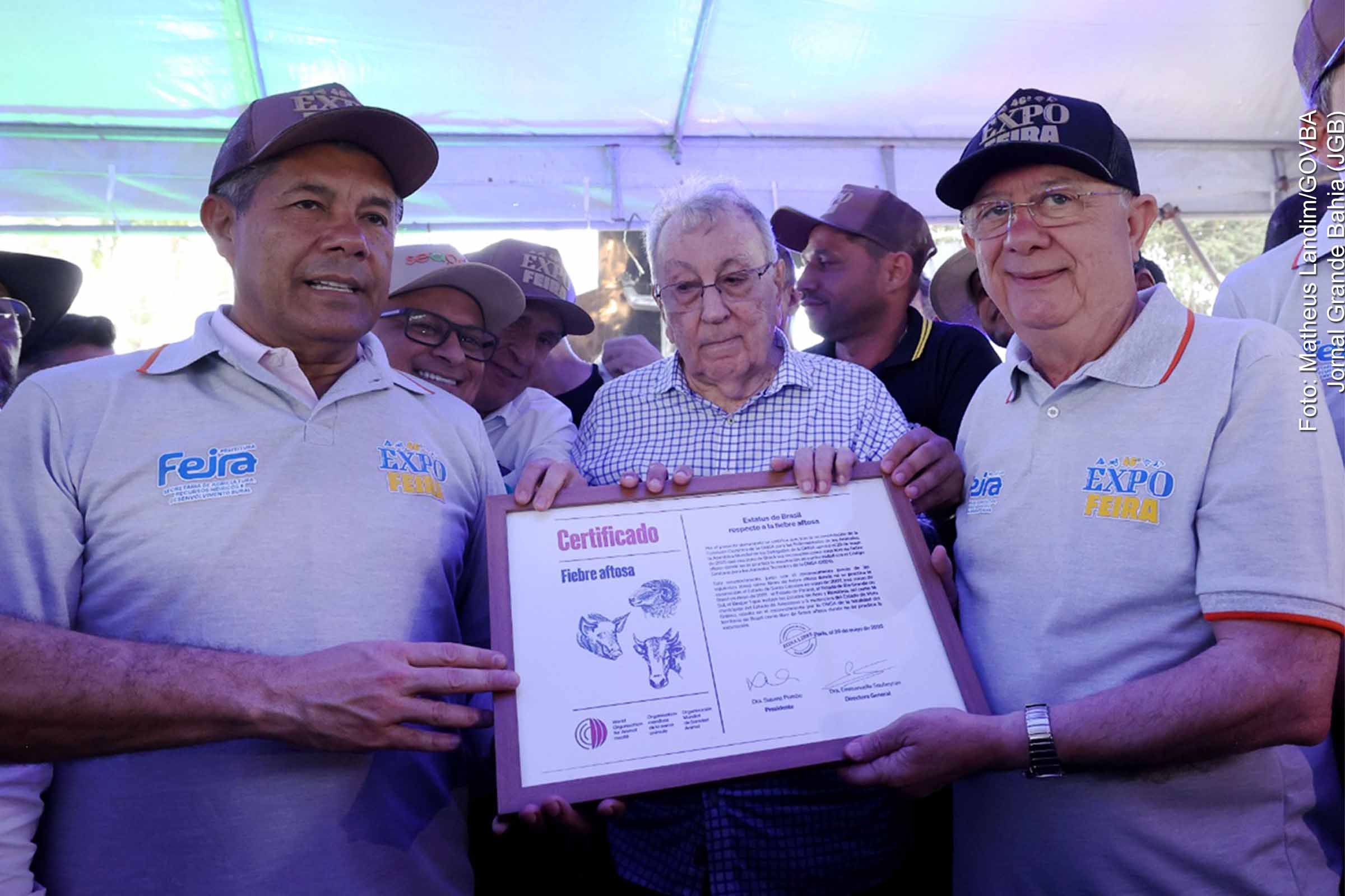 A 46ª Expofeira de Feira de Santana foi aberta neste domingo (07/09/2025), com a presença do governador Jerônimo Rodrigues e do prefeito José Ronaldo. O evento reúne criadores, agricultores familiares e empreendedores, destacando a diversidade da produção baiana. O Governo do Estado participa por meio da Seagri e órgãos vinculados. Durante a abertura, a Bahia foi certificada como Zona Livre de Febre Aftosa sem Vacinação, ampliando a projeção da pecuária no cenário internacional.