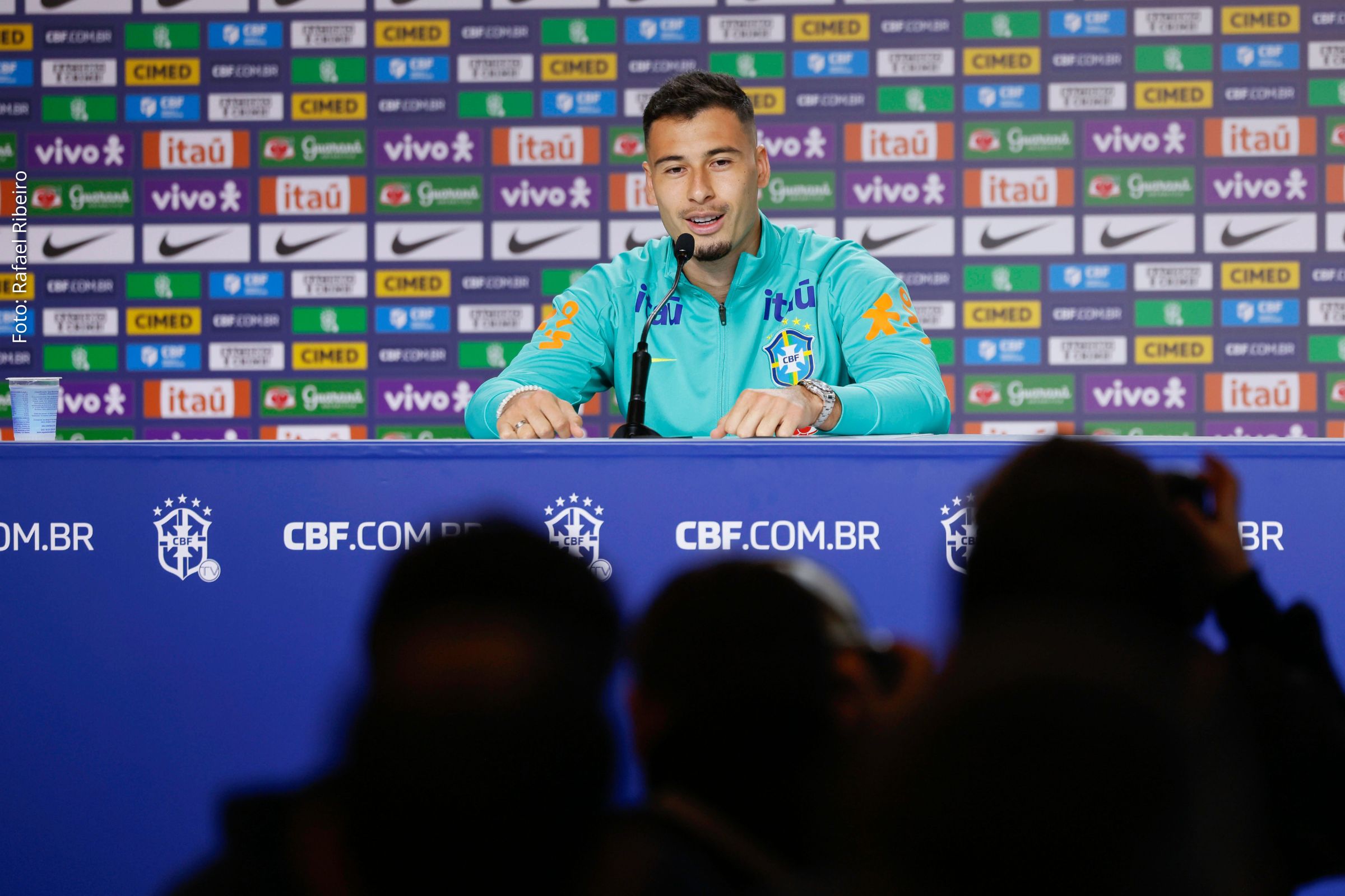 Atacante da Seleção Brasileira enfatiza preparação para jogo em altitude e comprometimento com desempenho coletivo.