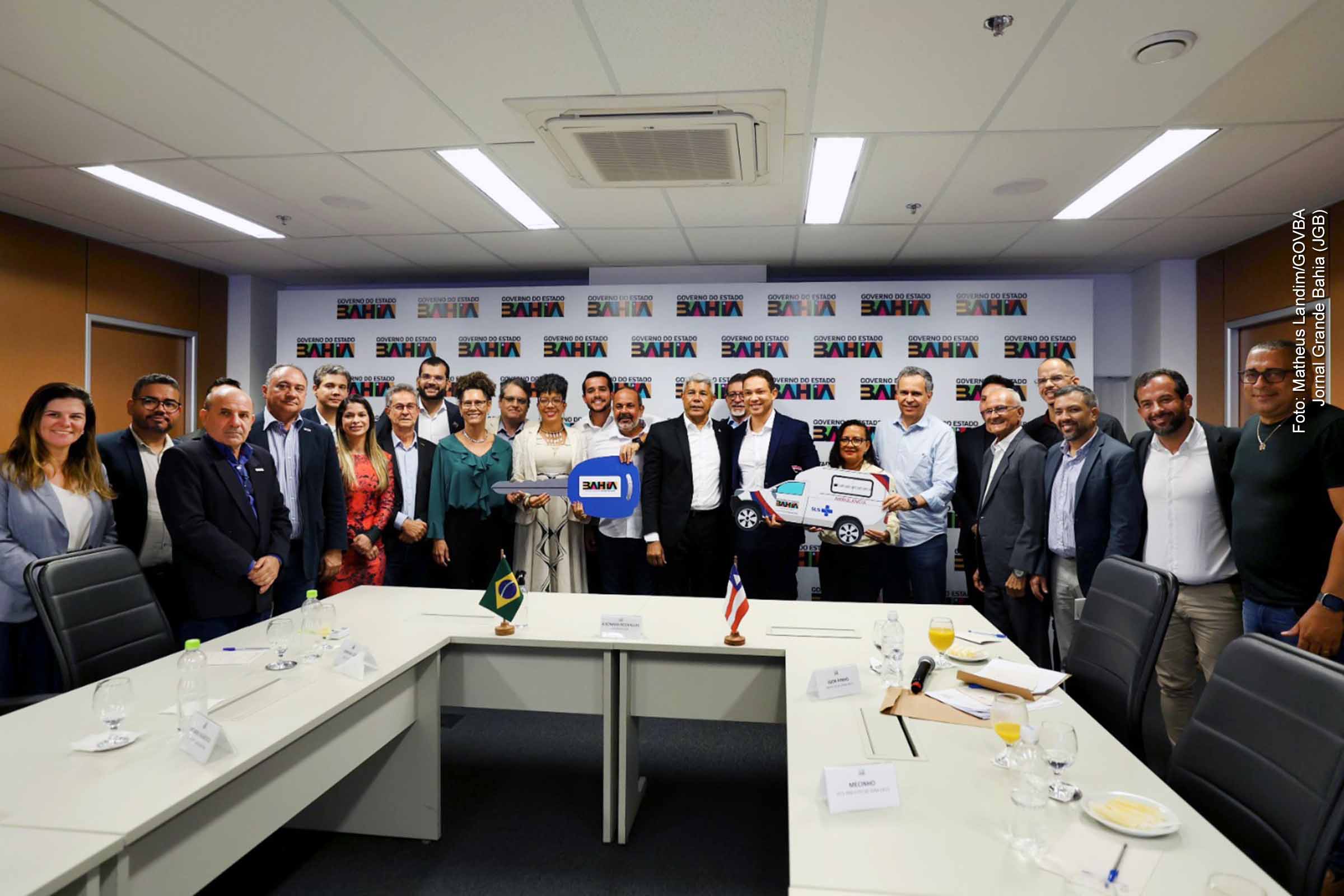 Na quinta-feira (28/08/2025), o governador Jerônimo Rodrigues se reuniu com o prefeito Igor Pinho e secretários municipais, em Salvador, para discutir investimentos em Vera Cruz. Foram entregues dois veículos de saúde e anunciados avanços em obras de infraestrutura, saneamento, segurança e turismo. A parceria foi destacada como fundamental, embora persistam desafios na execução de projetos estruturantes como a ponte Salvador-Itaparica.