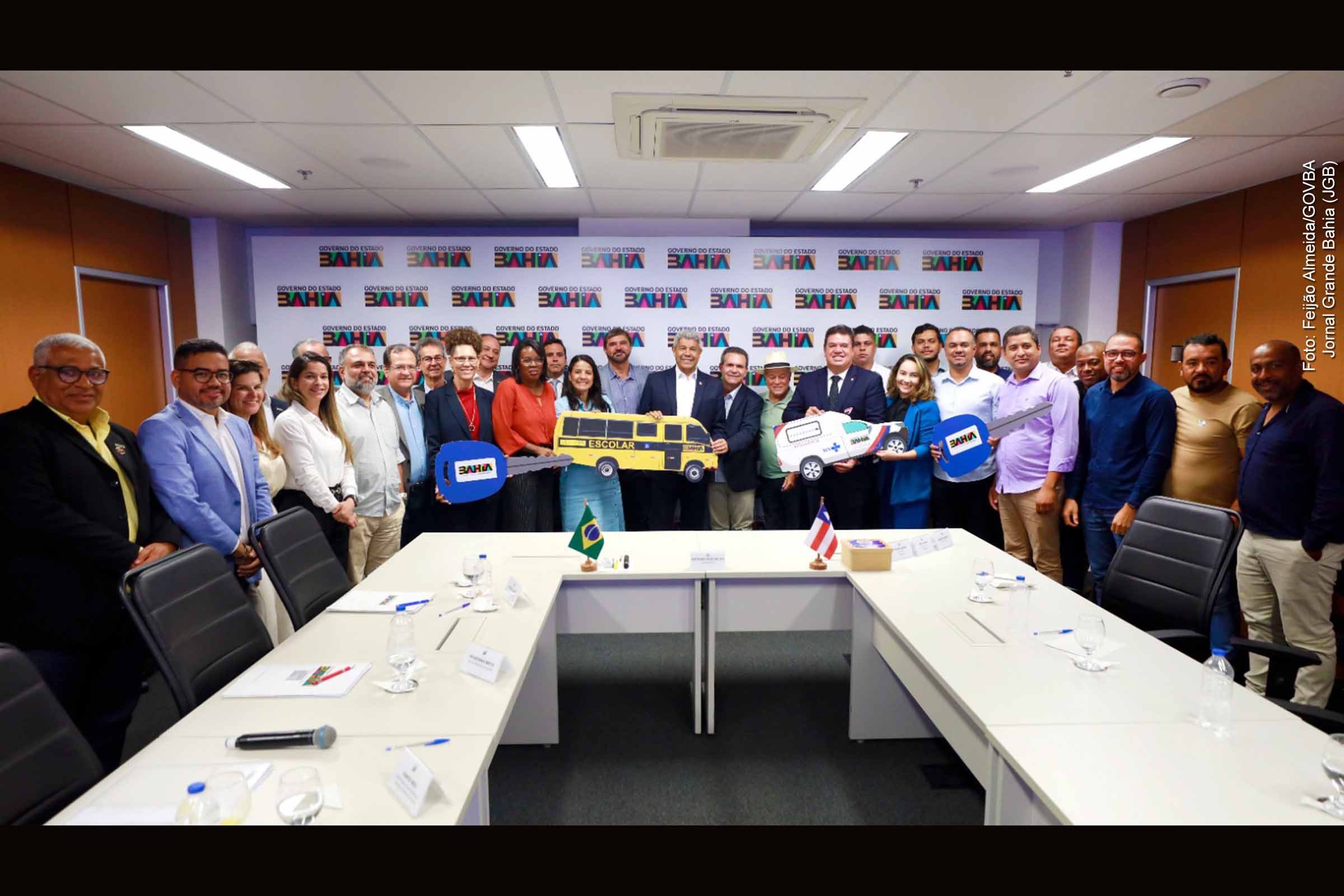 O município de Iramaia recebeu nesta terça-feira (16/09/2025) novos equipamentos para saúde e educação: uma ambulância, uma van de TFD, um carro administrativo e um ônibus escolar. A reunião entre o governador Jerônimo Rodrigues e o prefeito Piu de Santo também tratou de investimentos em abastecimento de água, infraestrutura escolar, turismo religioso e segurança pública, consolidando a parceria entre Estado e Município.