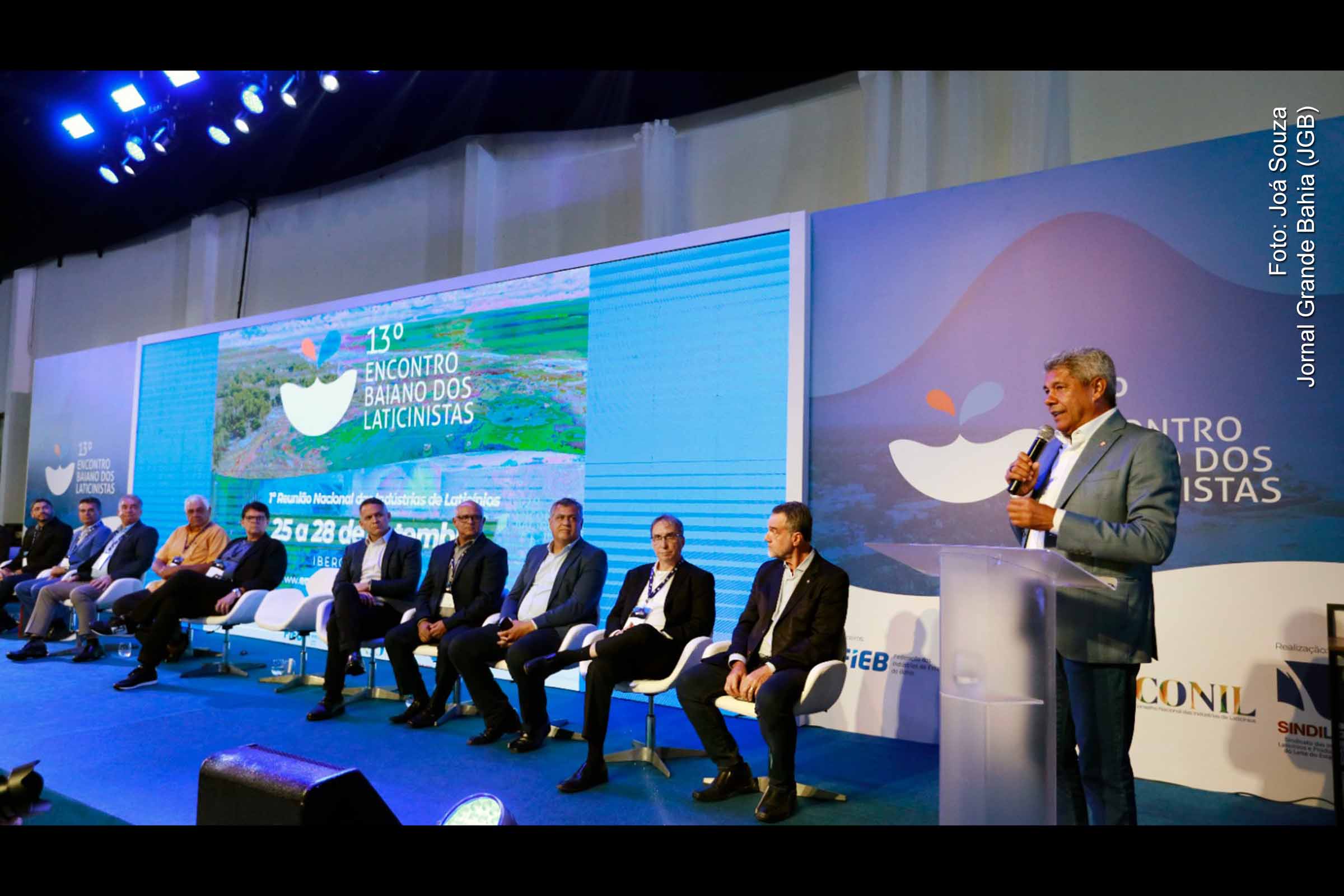 O 13º Encontro Baiano dos Laticinistas, realizado em Mata de São João, reúne governo, empresários e agricultores familiares para discutir os rumos da cadeia leiteira. A Bahia é líder no Nordeste e sétima colocada nacional em produção de leite, com 1,3 bilhão de litros produzidos em 2024. Sustentabilidade, inovação, crédito e integração entre produtores e indústria estão no centro dos debates.