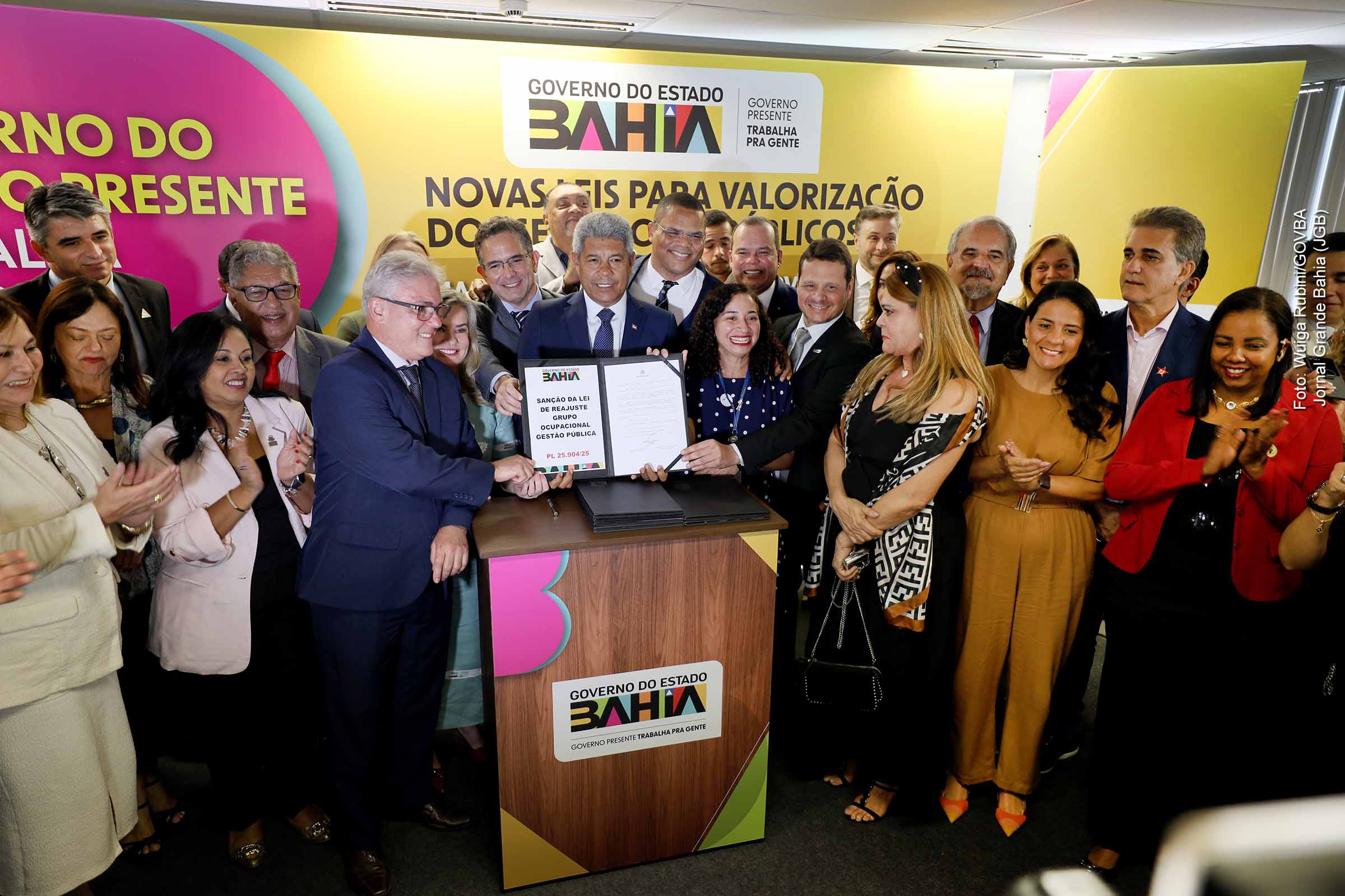 O governador Jerônimo Rodrigues sancionou nesta segunda-feira (08/09/2025) leis que garantem reajustes salariais entre 10,2% e 22,1% para 45 mil servidores estaduais, distribuídos em 55 carreiras. O impacto previsto ultrapassa R$ 993 milhões até 2027. As medidas incluem professores, profissionais de saúde, segurança e universidades, somando-se a reajustes já concedidos em anos anteriores. O governo defende equilíbrio entre valorização dos servidores e responsabilidade fiscal.