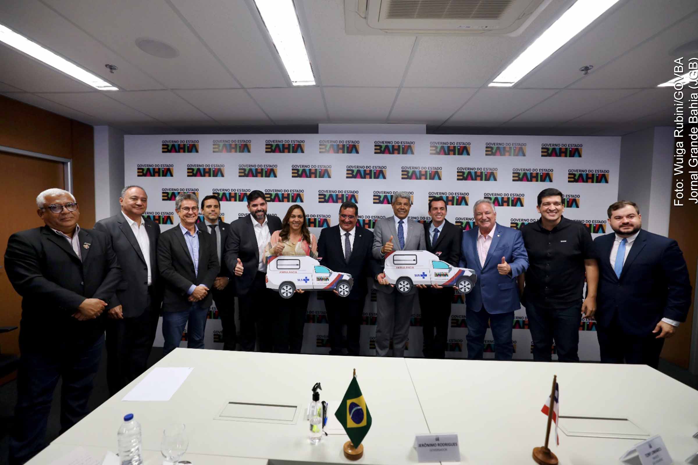 O governador Jerônimo Rodrigues e o prefeito Tony Linhares discutiram nesta terça-feira (23/09/2025) a construção de um novo hospital em São Desidério, no Oeste da Bahia. Durante a reunião, foram entregues duas ambulâncias e debatidas ações em saúde, educação, segurança e infraestrutura. O município já recebeu investimentos de até R$ 32 milhões do Estado em obras concluídas, em andamento ou em fase de projeto.