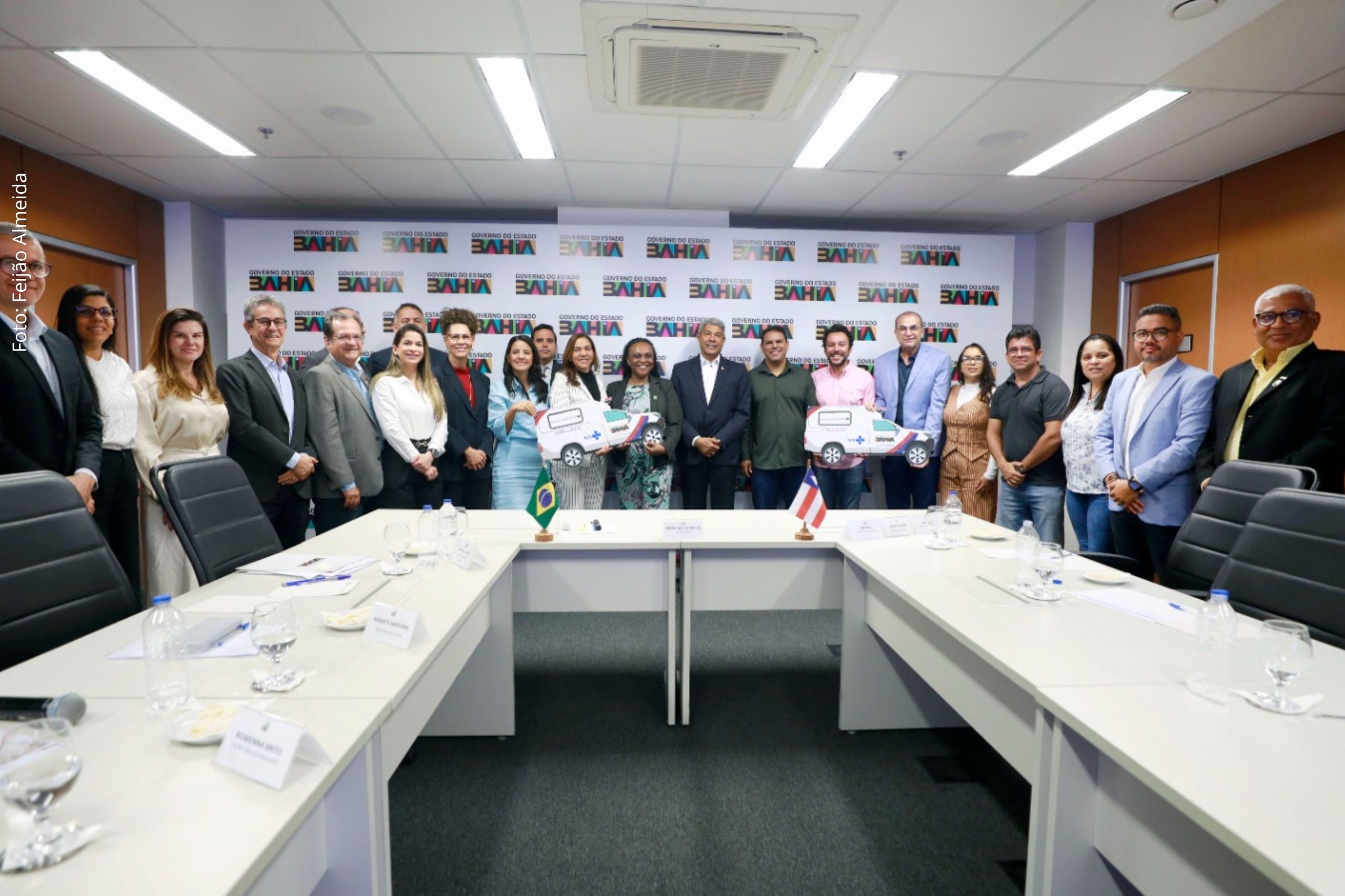 Governador Jerônimo Rodrigues entrega veículos e discute obras em educação, saúde e assistência social.