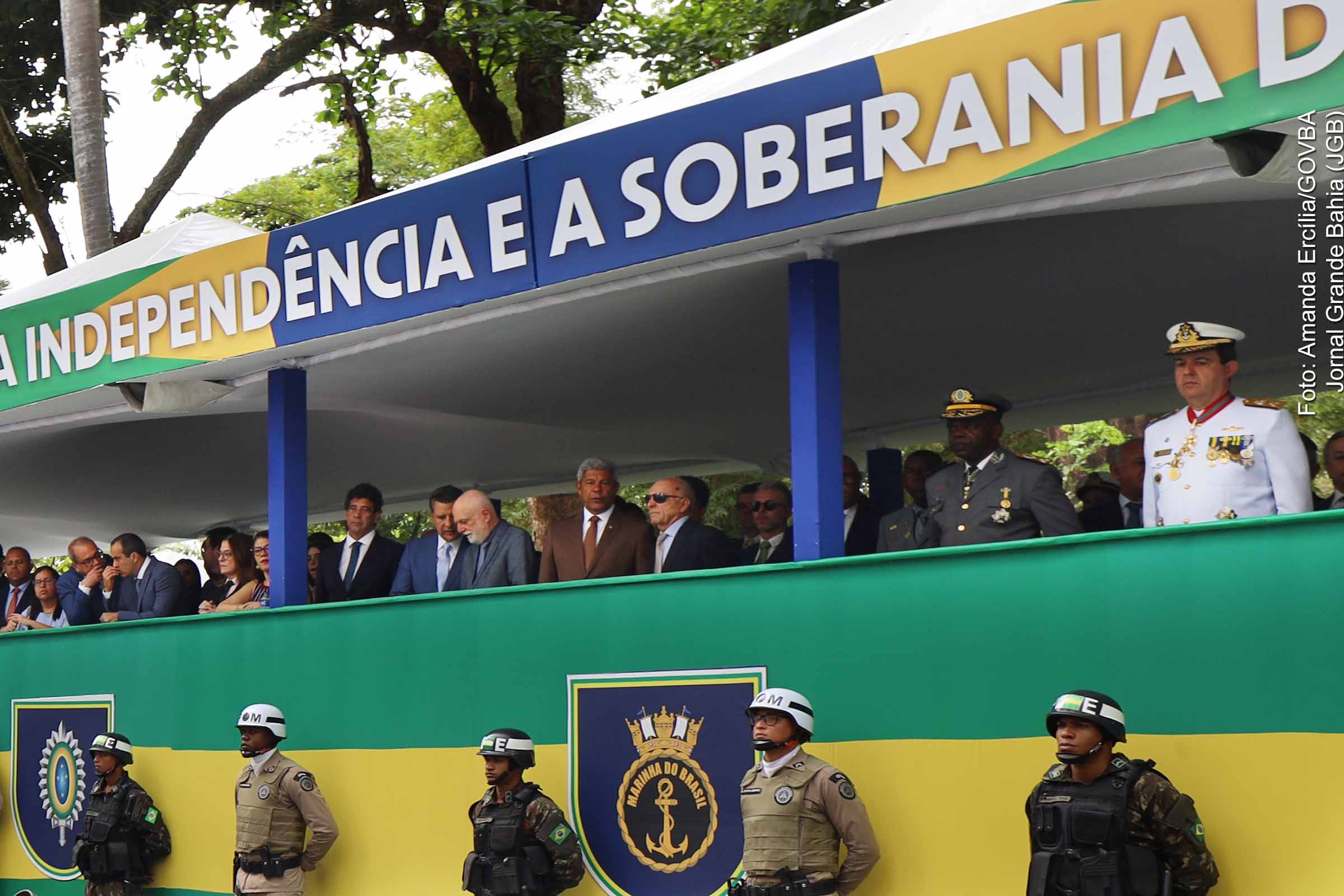 O desfile de 7 de Setembro em Salvador (07/09/2025) reuniu mais de mil agentes de segurança, 620 estudantes e marcou o bicentenário da Polícia Militar da Bahia. O governador Jerônimo Rodrigues destacou a importância da soberania nacional, enquanto fanfarras escolares e famílias mantiveram viva a tradição. A segurança contou com 300 câmeras de monitoramento e forte esquema policial, unindo celebração histórica e vigilância tecnológica.